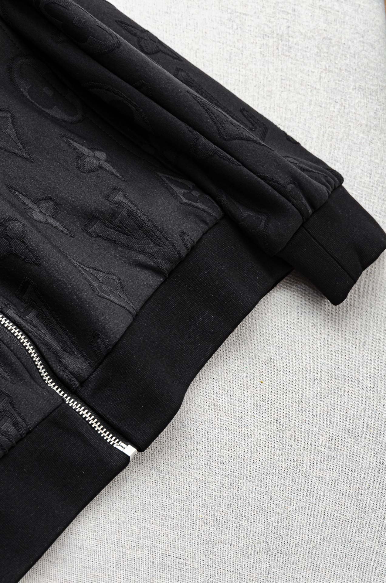 🌾 Lv 2026FW满幅提花时尚休闲夹克外套#以其独特的设计风格，瞬间提升了整体的时尚感。的立领设计，