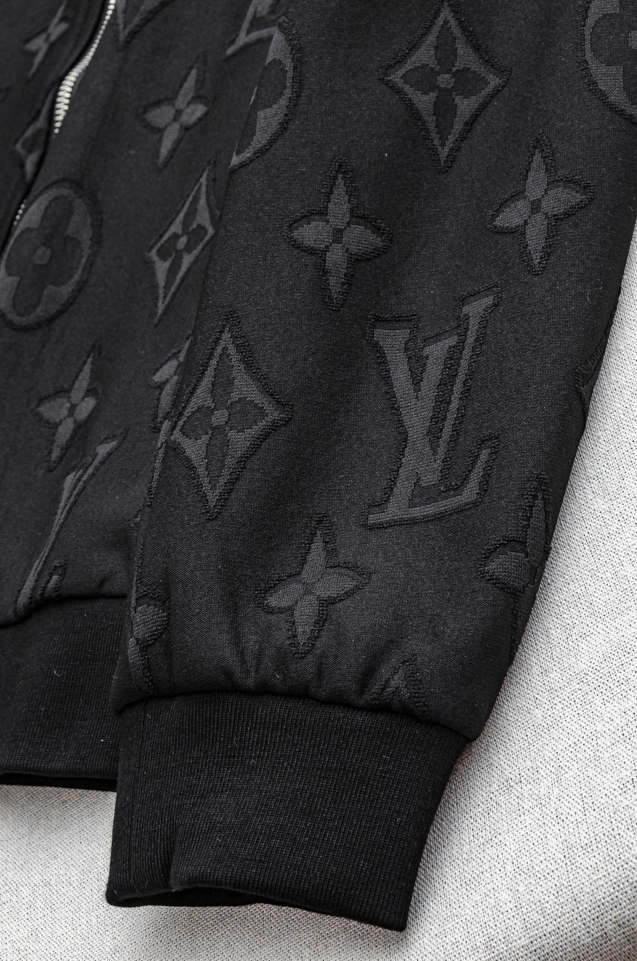 🌾 Lv 2026FW满幅提花时尚休闲夹克外套#以其独特的设计风格，瞬间提升了整体的时尚感。的立领设计，