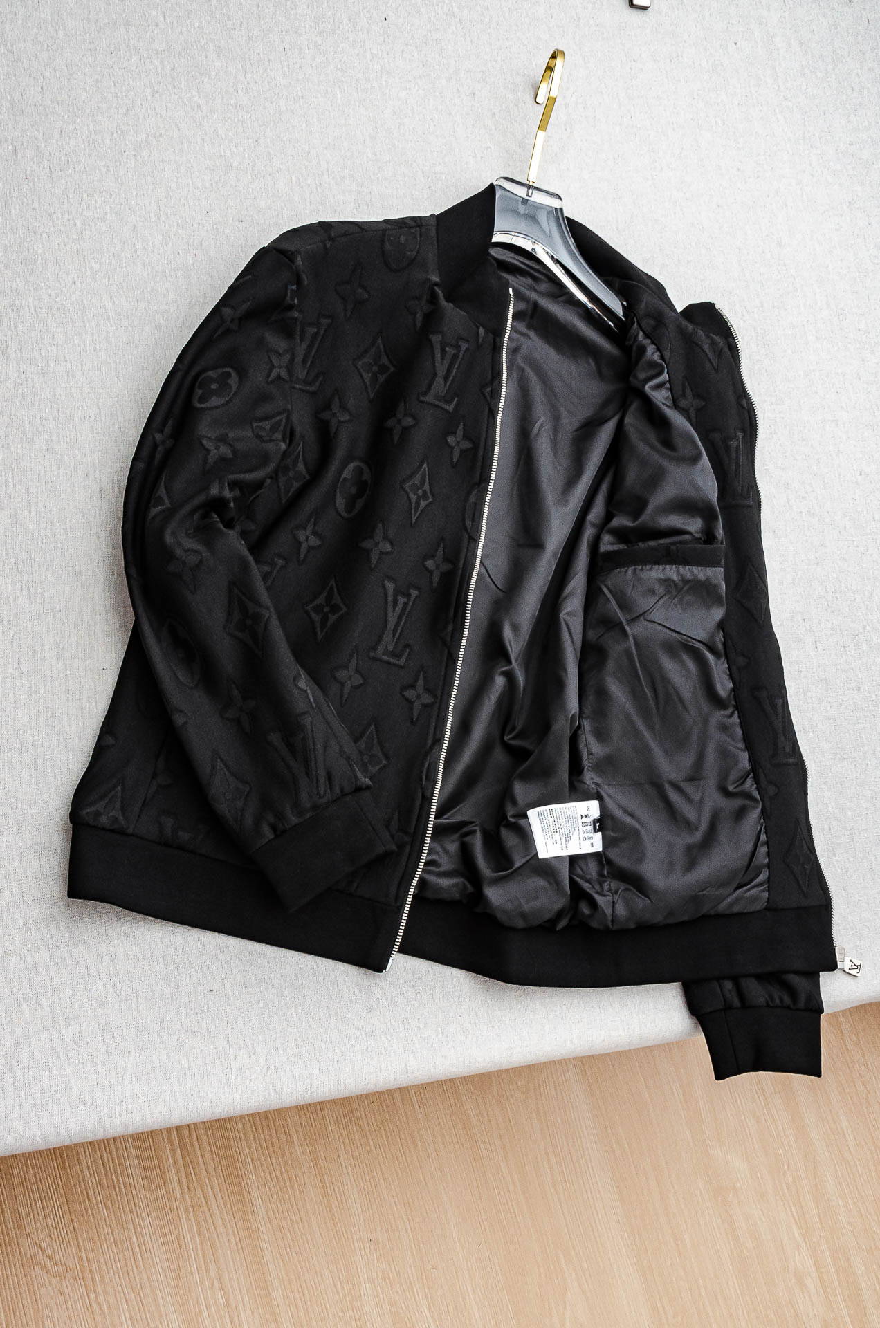 🌾 Lv 2026FW满幅提花时尚休闲夹克外套#以其独特的设计风格，瞬间提升了整体的时尚感。的立领设计，