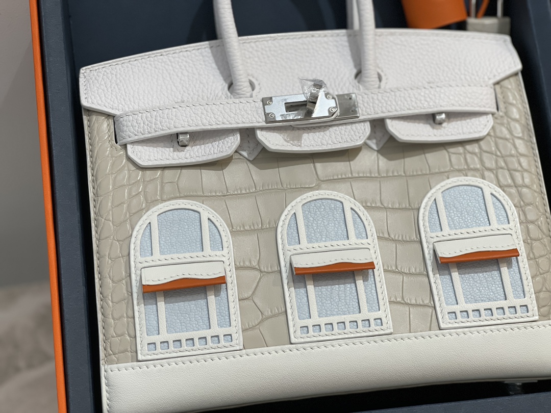 Мини-сумка белого цвета с декором в виде окон и серебряной фурнитурой Hermès