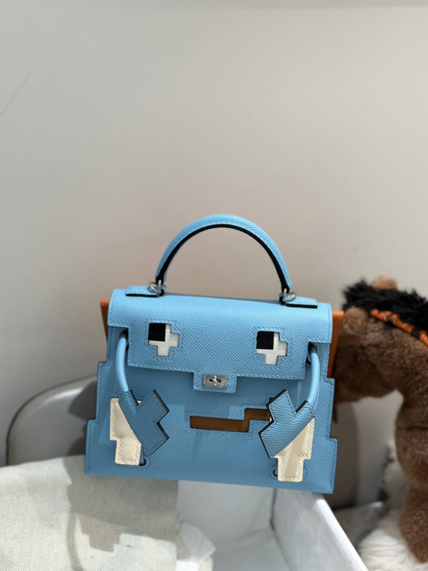 NO:700162,Kelly Doll icto Mosaic Kelly Doll's limited edition handbag launched in the millennium is also called the Millennium Doll. Imported cowhide, hand-stitched with beeswax thread, smooth cutting process by the typesetting master, and perfect sewing by the leather craftsman, creating a handicraft-like little Kelly doll. Size 18×8×13cm. Kelly Doll icto mosaic doll bag. Hermes, Hermes, hermes, hermes, cowhide, Hermes,19860909Kelly Doll icto 马赛克 凯莉娃娃于千禧年上市的限量手袋也被称为千禧娃娃 进口牛皮 蜜蜡线手缝 排版师傅流畅的切割工艺 皮艺匠人师傅的完美缝制 成就一只工艺品般的小凯莉Kelly doll 尺寸18×8×13cm Kelly Doll icto 马赛克娃娃包 Hermes 爱马仕,爱马仕,hermes,hermes,cowhide,Hermes,,Bag