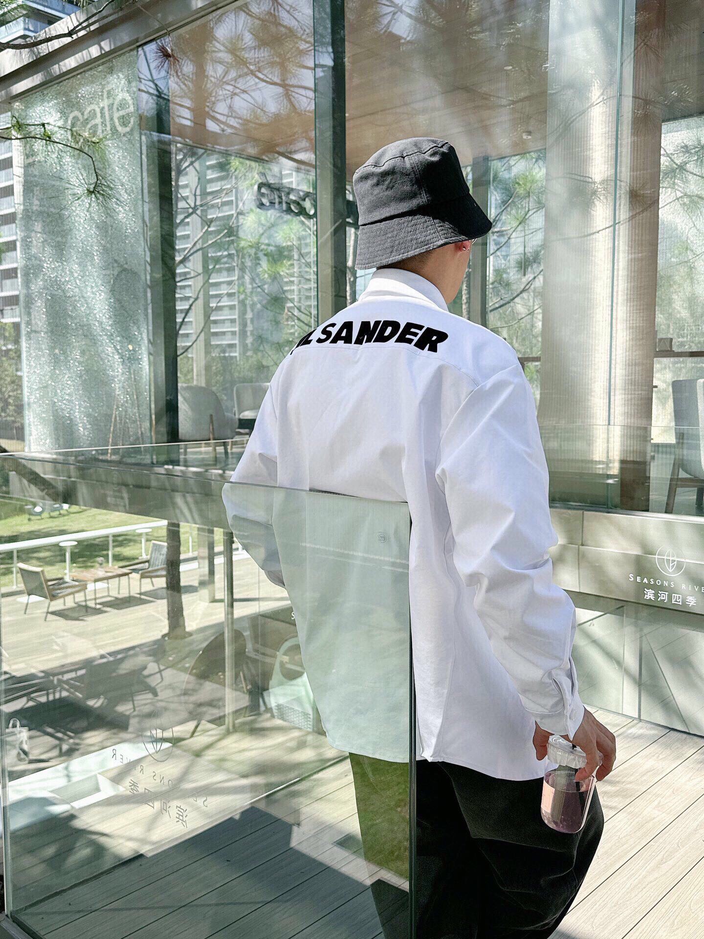 Luxury Gender-Neutral Jil Sander Shirt with Classic Logo Velvet Detail in Black and White - 图片 5