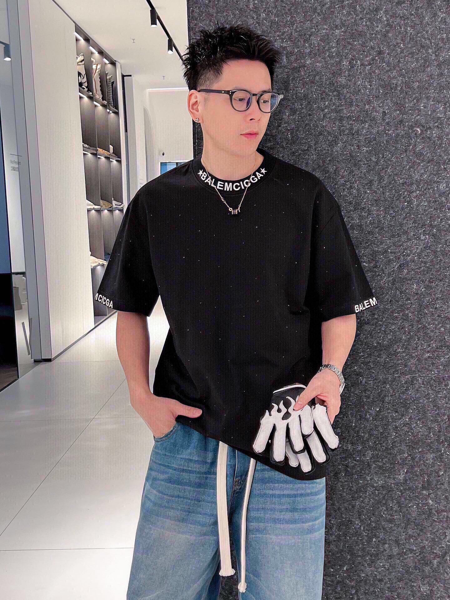 P Bal巴黎 春夏新款刺绣字母烫钻重工短袖T恤  前后成衣满钻设计 领口 袖口刺绣设计，巴黎最新爆🔥款