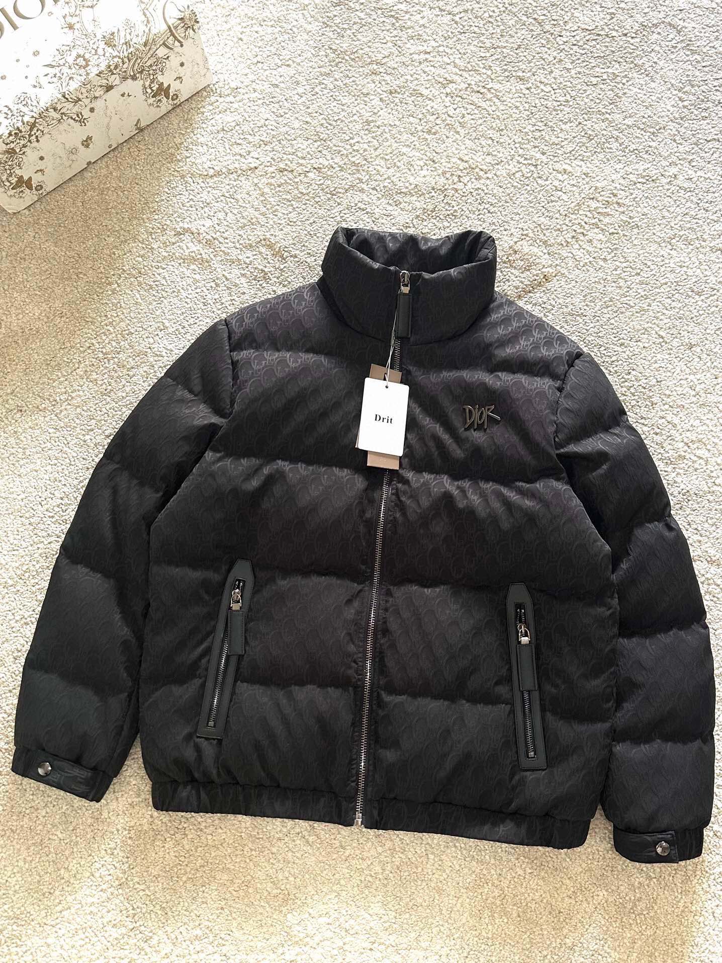 P Drit ⁽高定款⁾ FW新品暗纹提花羽绒服。甄选优质科技聚纤维面料打造，采用独特的暗纹提花工艺，使