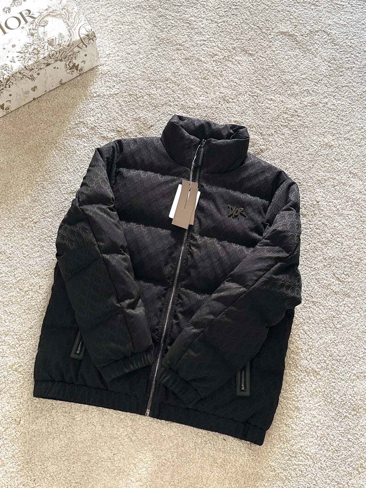 P Drit ⁽高定款⁾ FW新品暗纹提花羽绒服。甄选优质科技聚纤维面料打造，采用独特的暗纹提花工艺，使