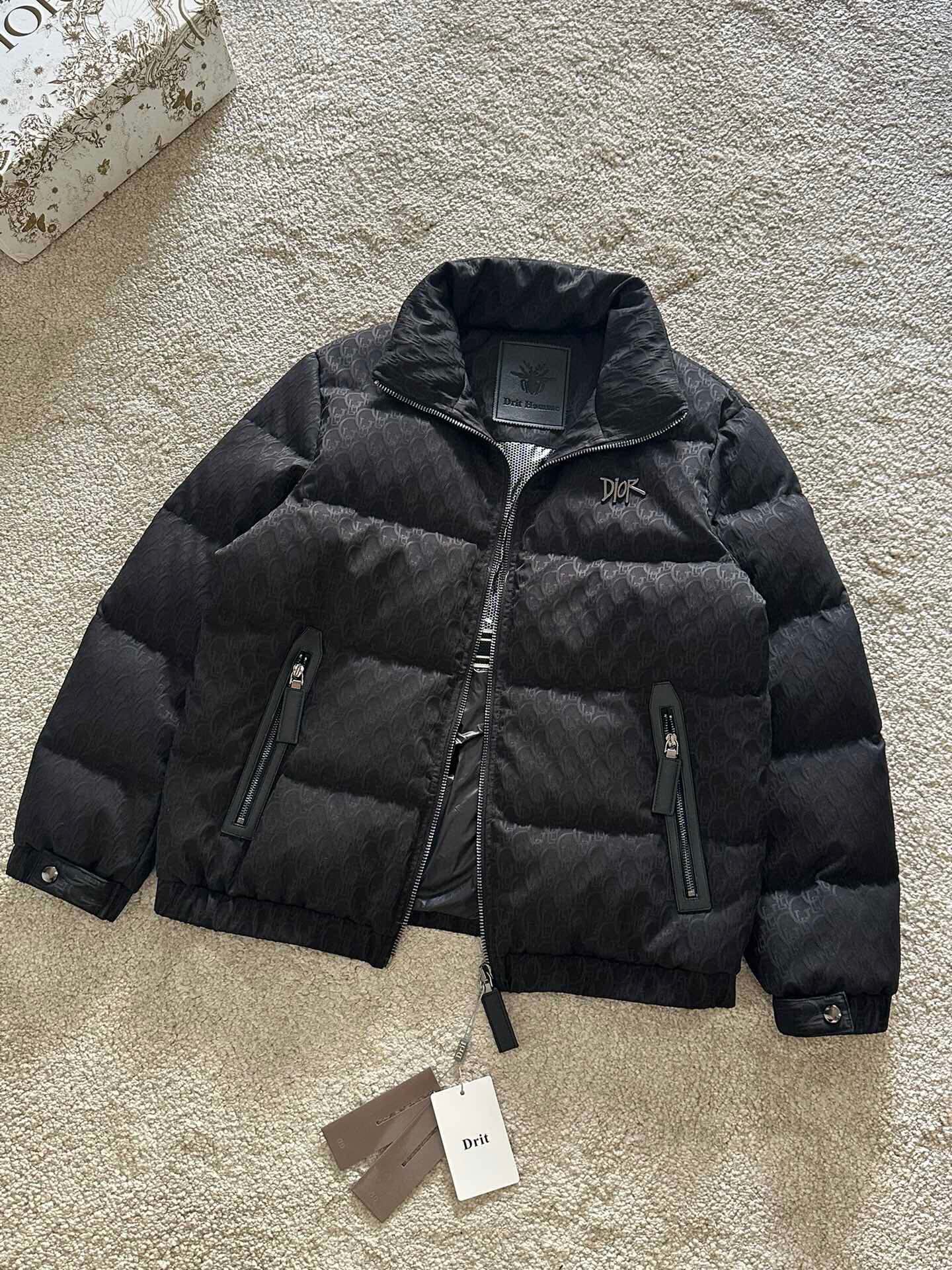 P Drit ⁽高定款⁾ FW新品暗纹提花羽绒服。甄选优质科技聚纤维面料打造，采用独特的暗纹提花工艺，使