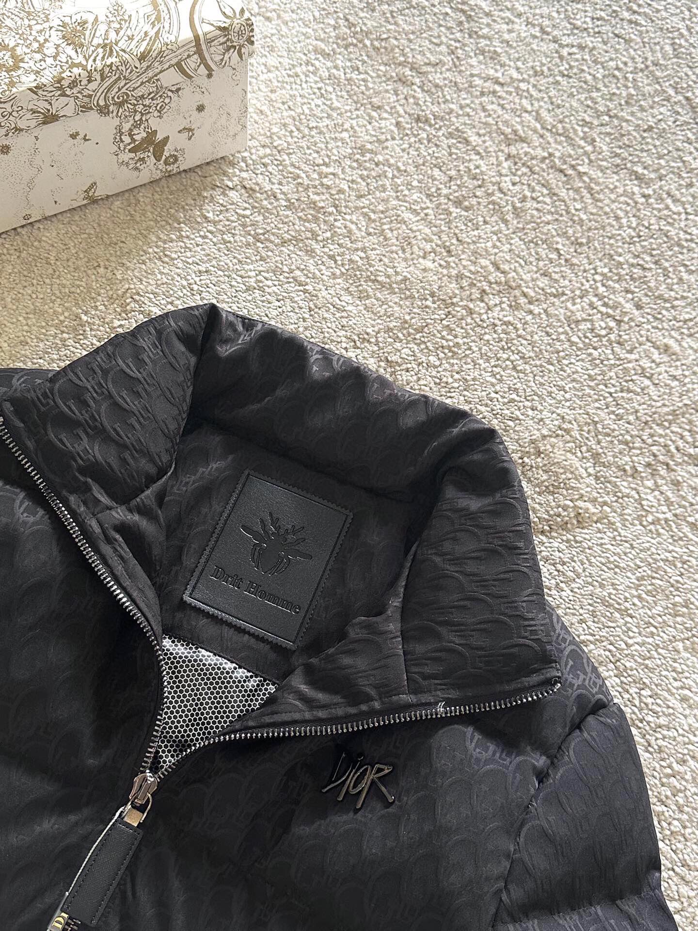 P Drit ⁽高定款⁾ FW新品暗纹提花羽绒服。甄选优质科技聚纤维面料打造，采用独特的暗纹提花工艺，使