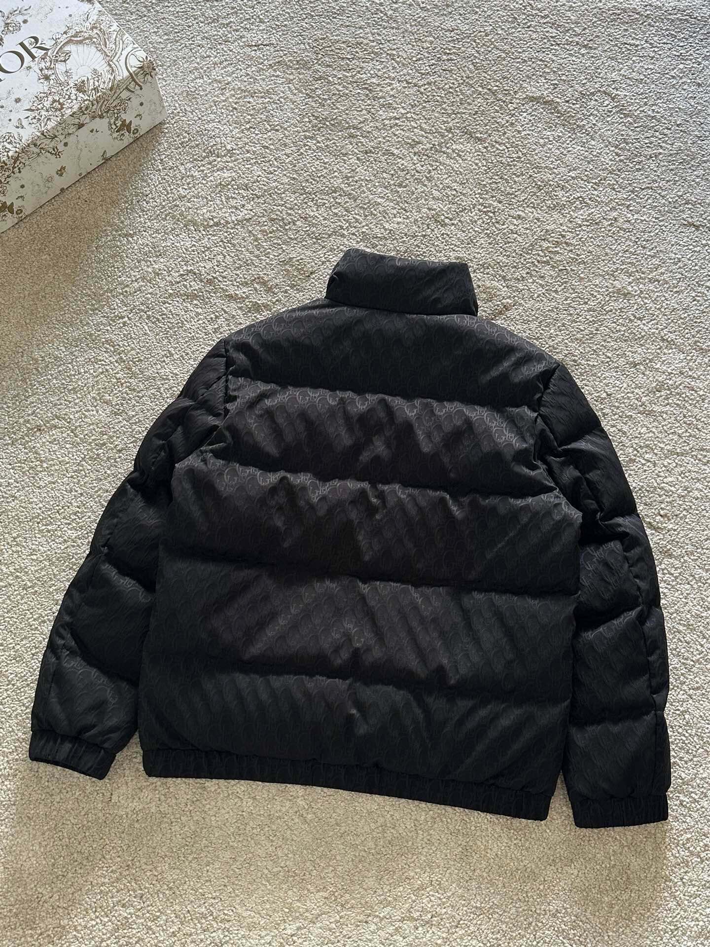 P Drit ⁽高定款⁾ FW新品暗纹提花羽绒服。甄选优质科技聚纤维面料打造，采用独特的暗纹提花工艺，使