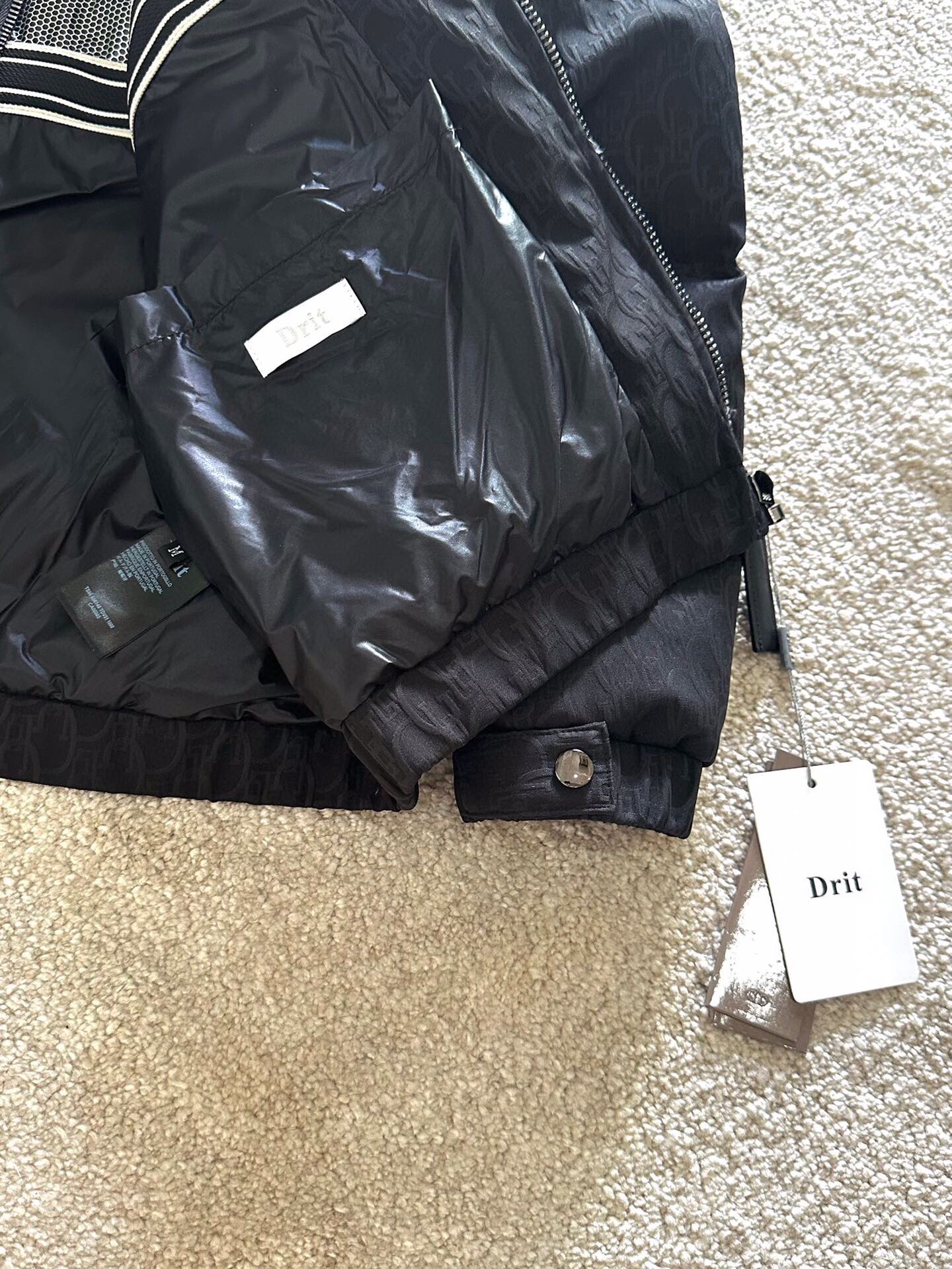 P Drit ⁽高定款⁾ FW新品暗纹提花羽绒服。甄选优质科技聚纤维面料打造，采用独特的暗纹提花工艺，使