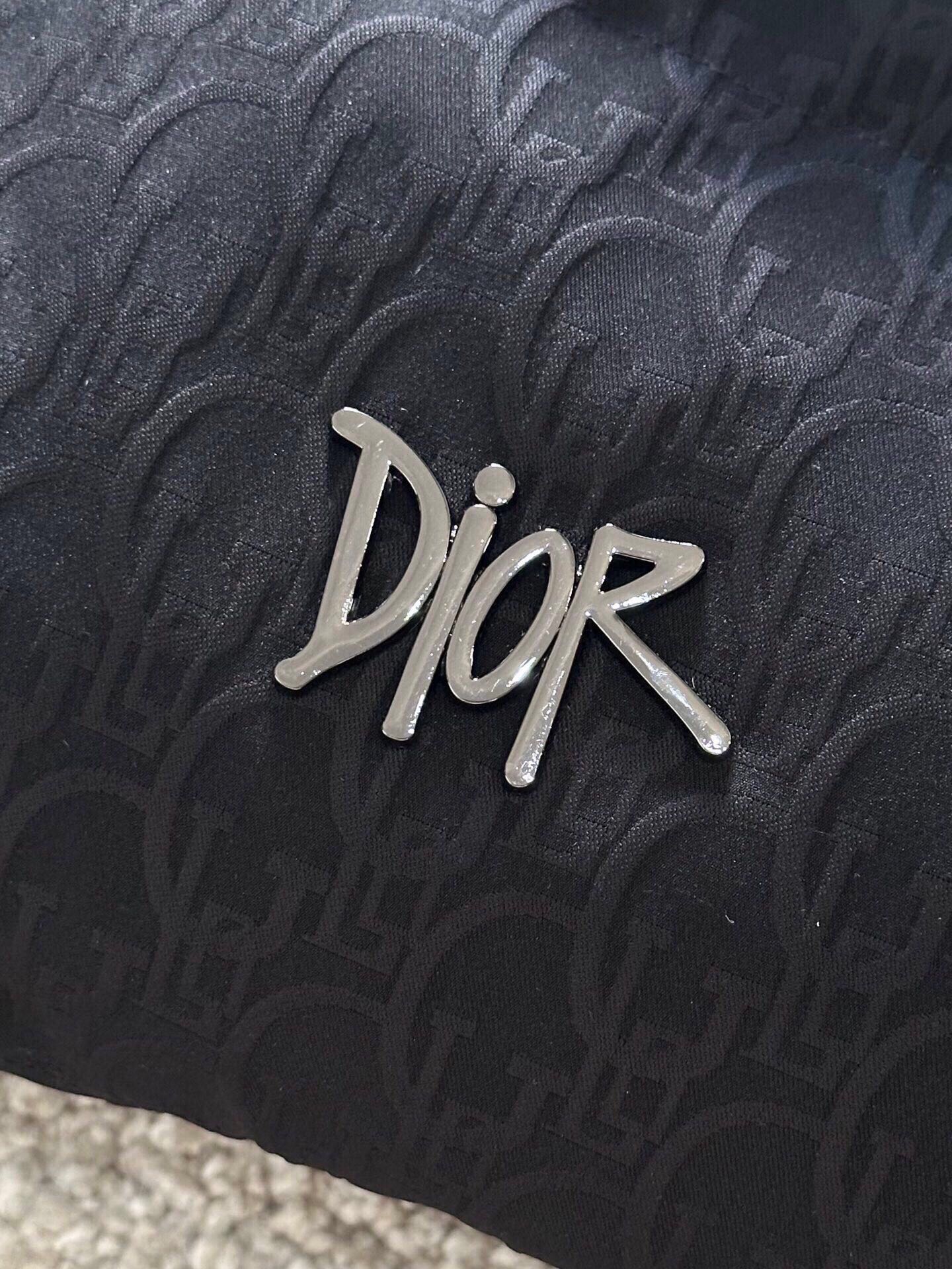 P Drit ⁽高定款⁾FW新品暗纹提花羽绒服。甄选优质科技聚纤维面料打造，采用独特的暗纹提花工艺，使面