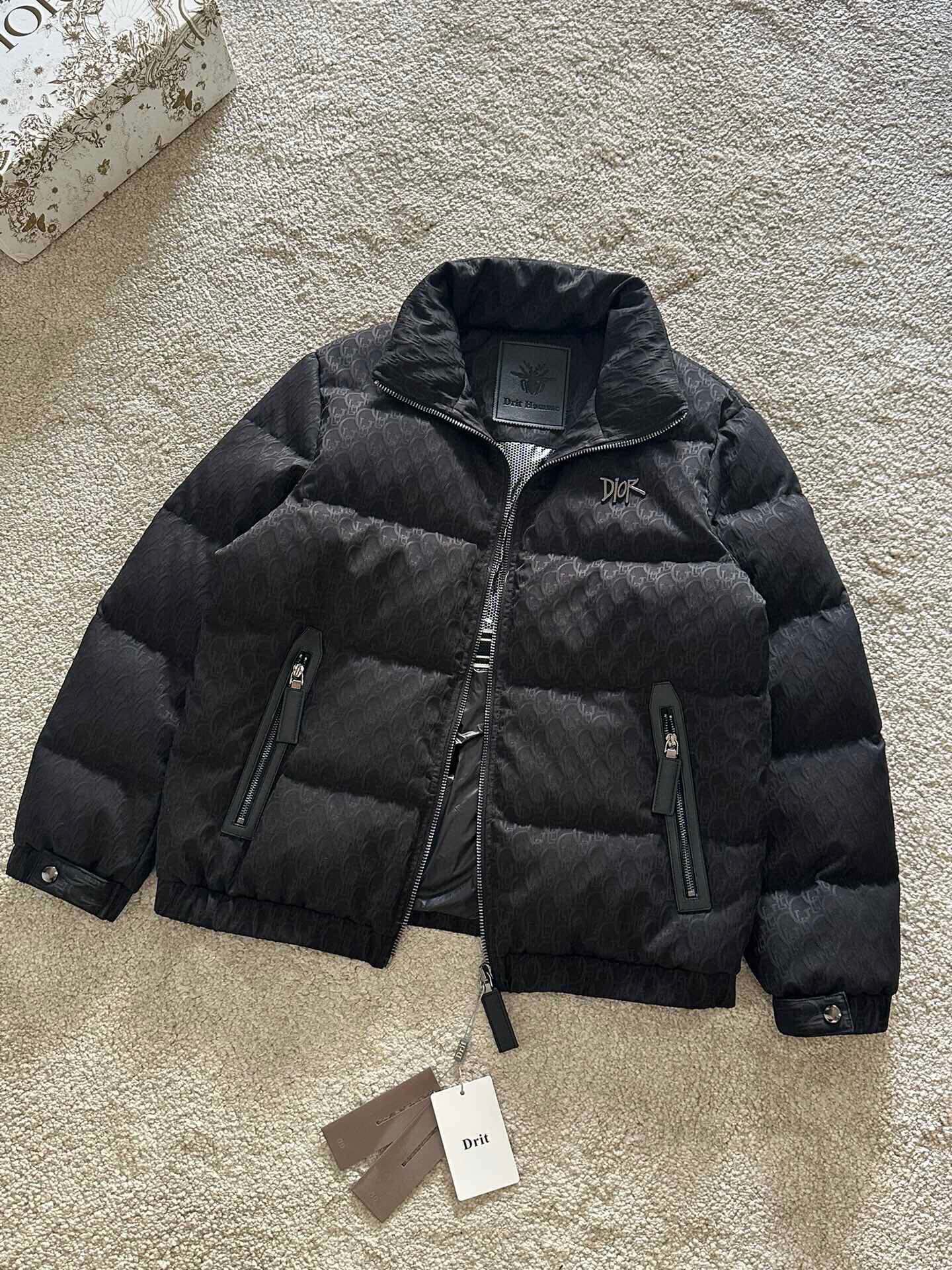 P Drit ⁽高定款⁾FW新品暗纹提花羽绒服。甄选优质科技聚纤维面料打造，采用独特的暗纹提花工艺，使面