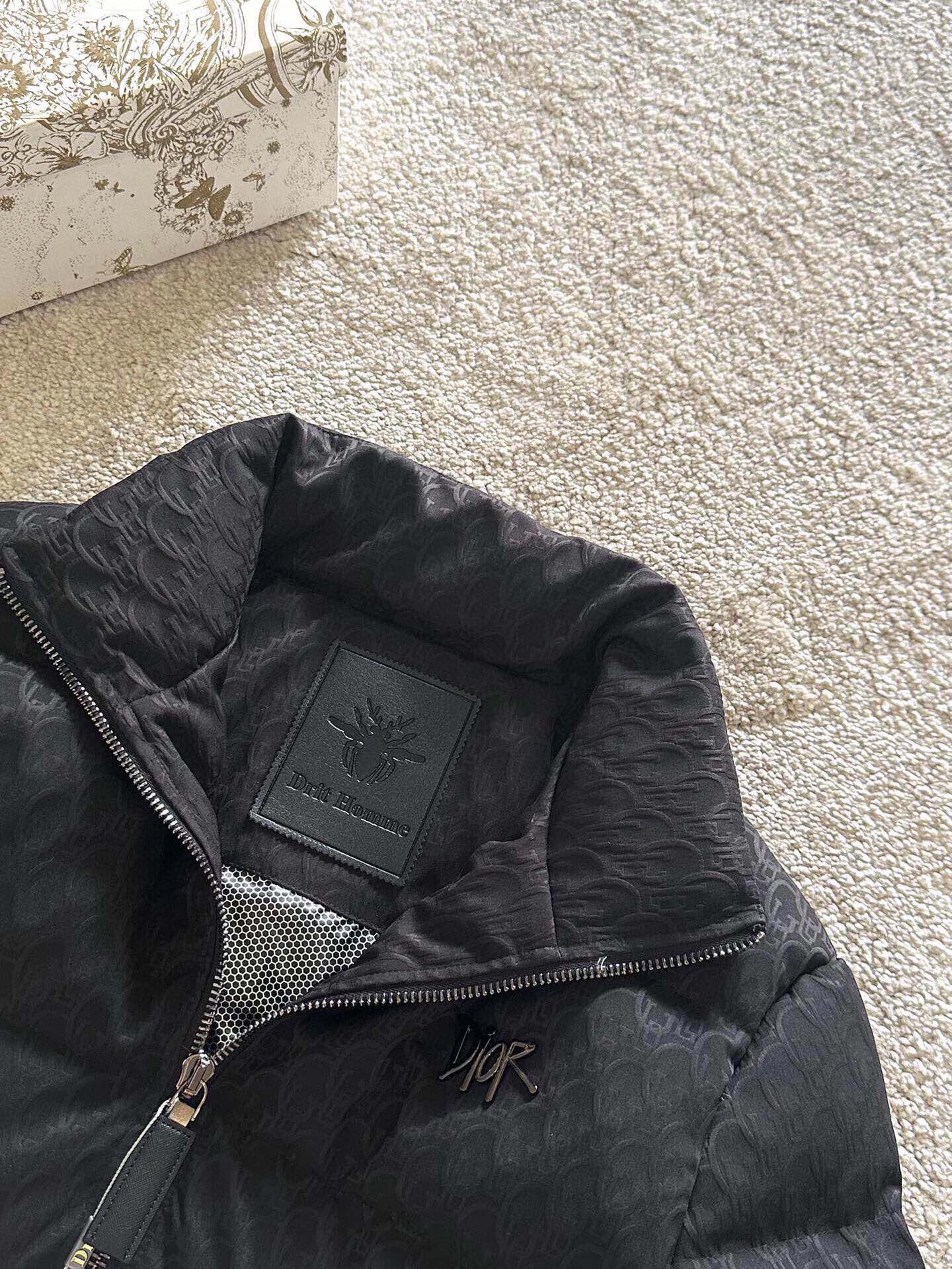 P Drit ⁽高定款⁾FW新品暗纹提花羽绒服。甄选优质科技聚纤维面料打造，采用独特的暗纹提花工艺，使面