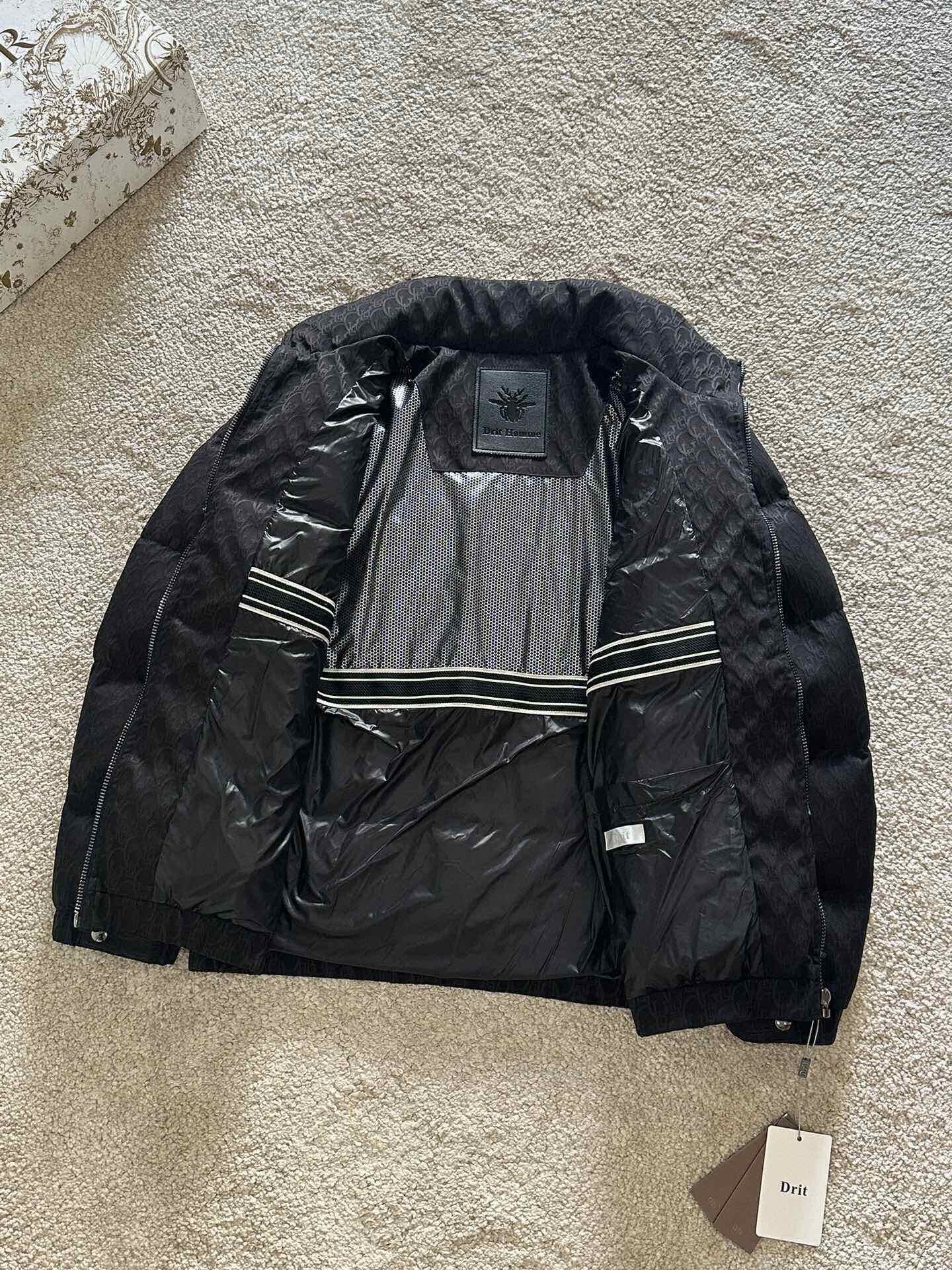 P Drit ⁽高定款⁾FW新品暗纹提花羽绒服。甄选优质科技聚纤维面料打造，采用独特的暗纹提花工艺，使面