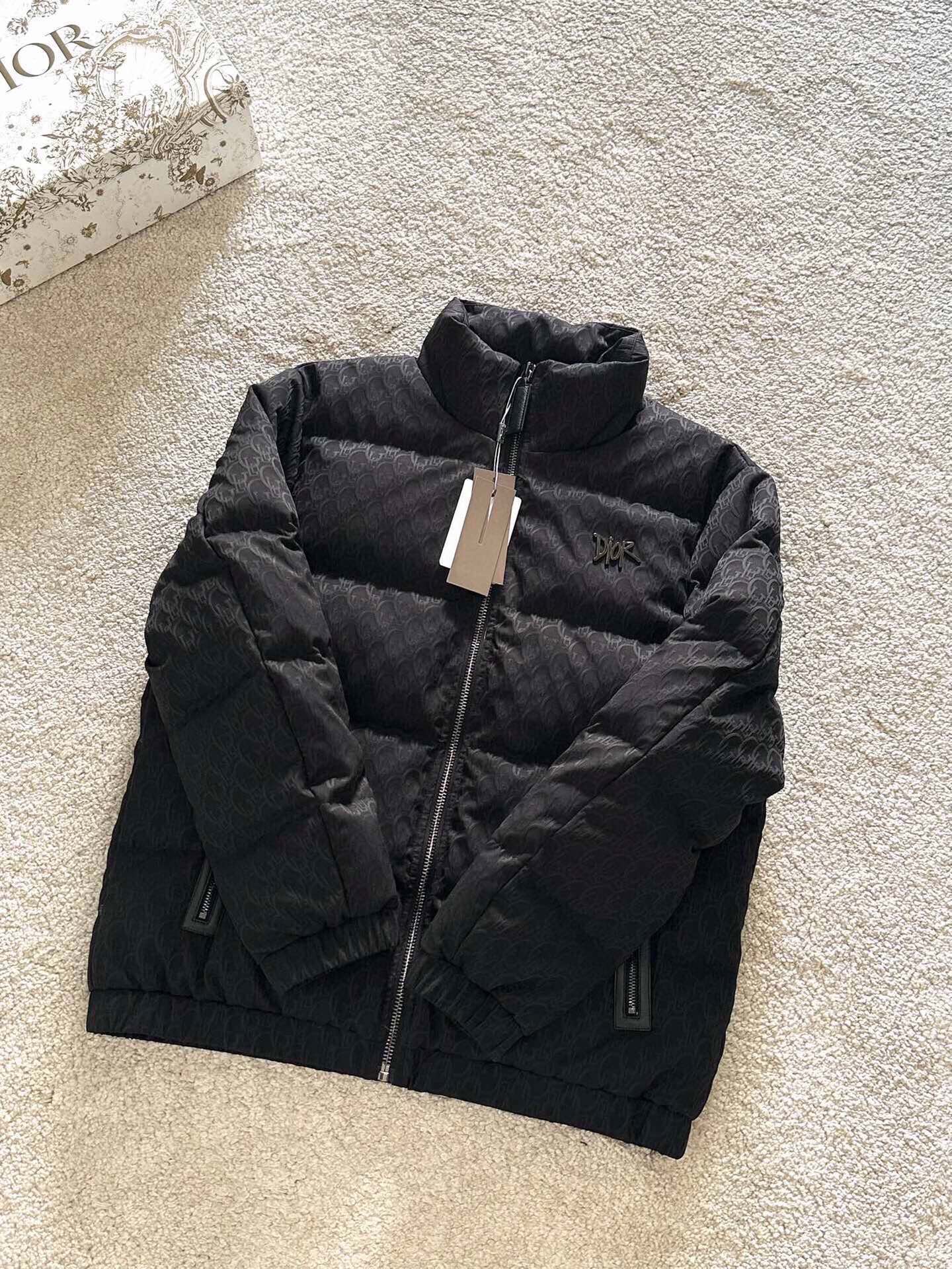 P Drit ⁽高定款⁾FW新品暗纹提花羽绒服。甄选优质科技聚纤维面料打造，采用独特的暗纹提花工艺，使面