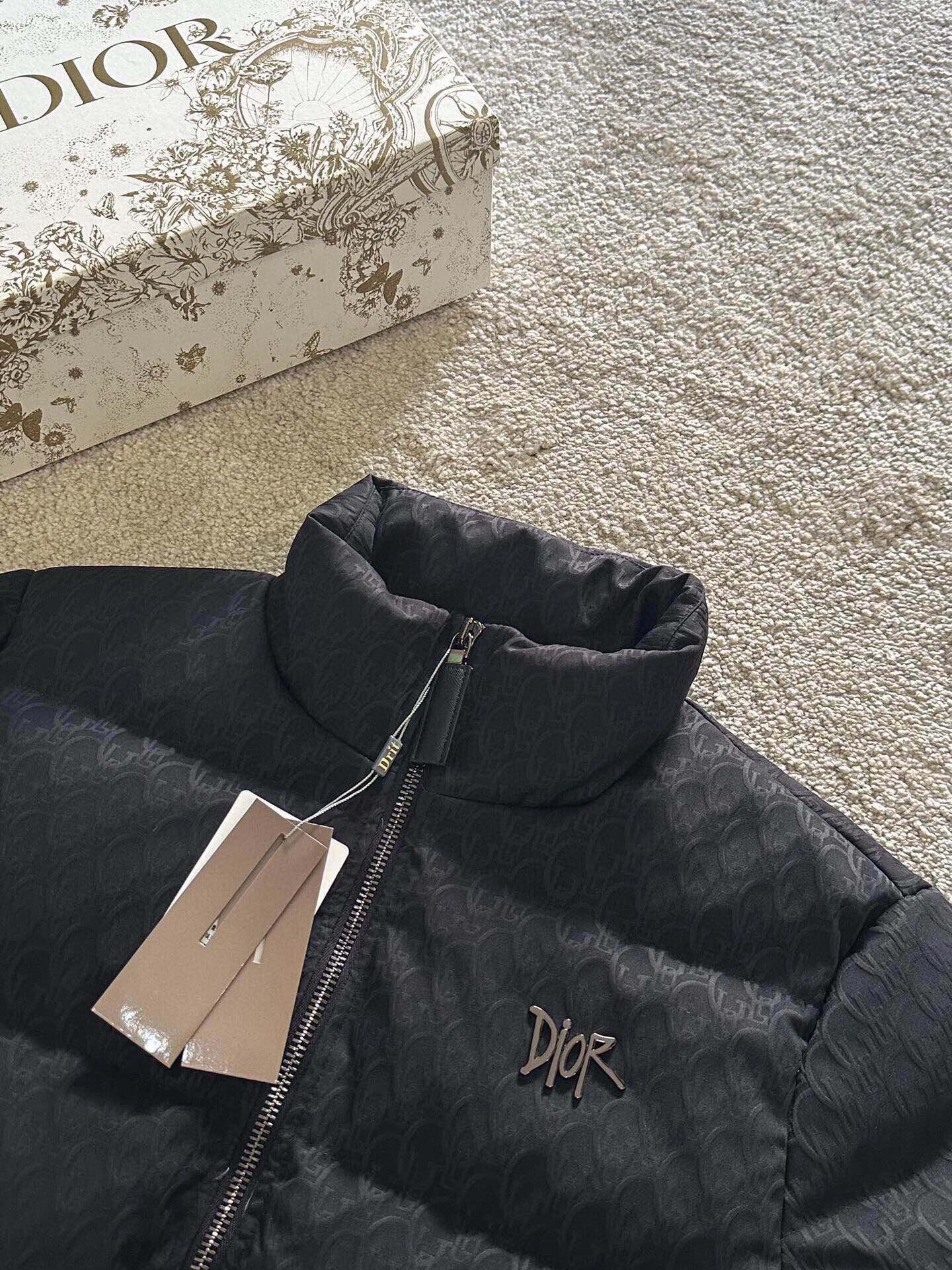 P Drit ⁽高定款⁾FW新品暗纹提花羽绒服。甄选优质科技聚纤维面料打造，采用独特的暗纹提花工艺，使面