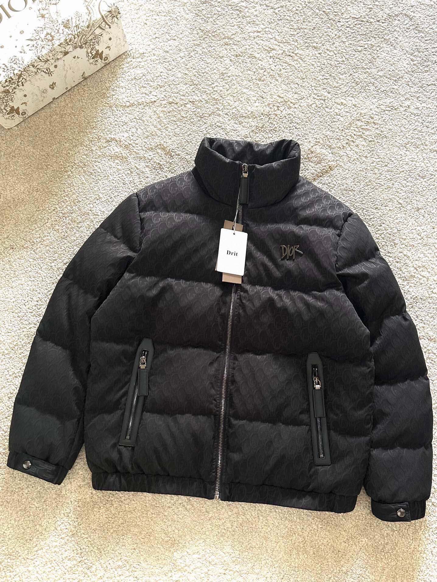 P Drit ⁽高定款⁾FW新品暗纹提花羽绒服。甄选优质科技聚纤维面料打造，采用独特的暗纹提花工艺，使面