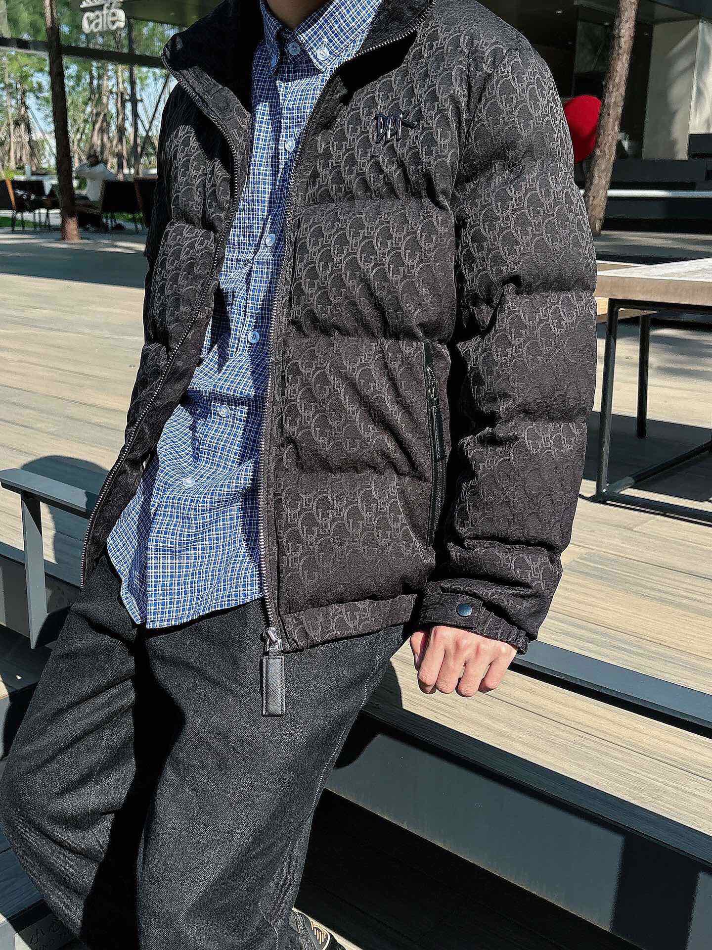 P Drit ⁽高定款⁾ FW新品暗纹提花羽绒服。甄选优质科技聚纤维面料打造，采用独特的暗纹提花工艺，使