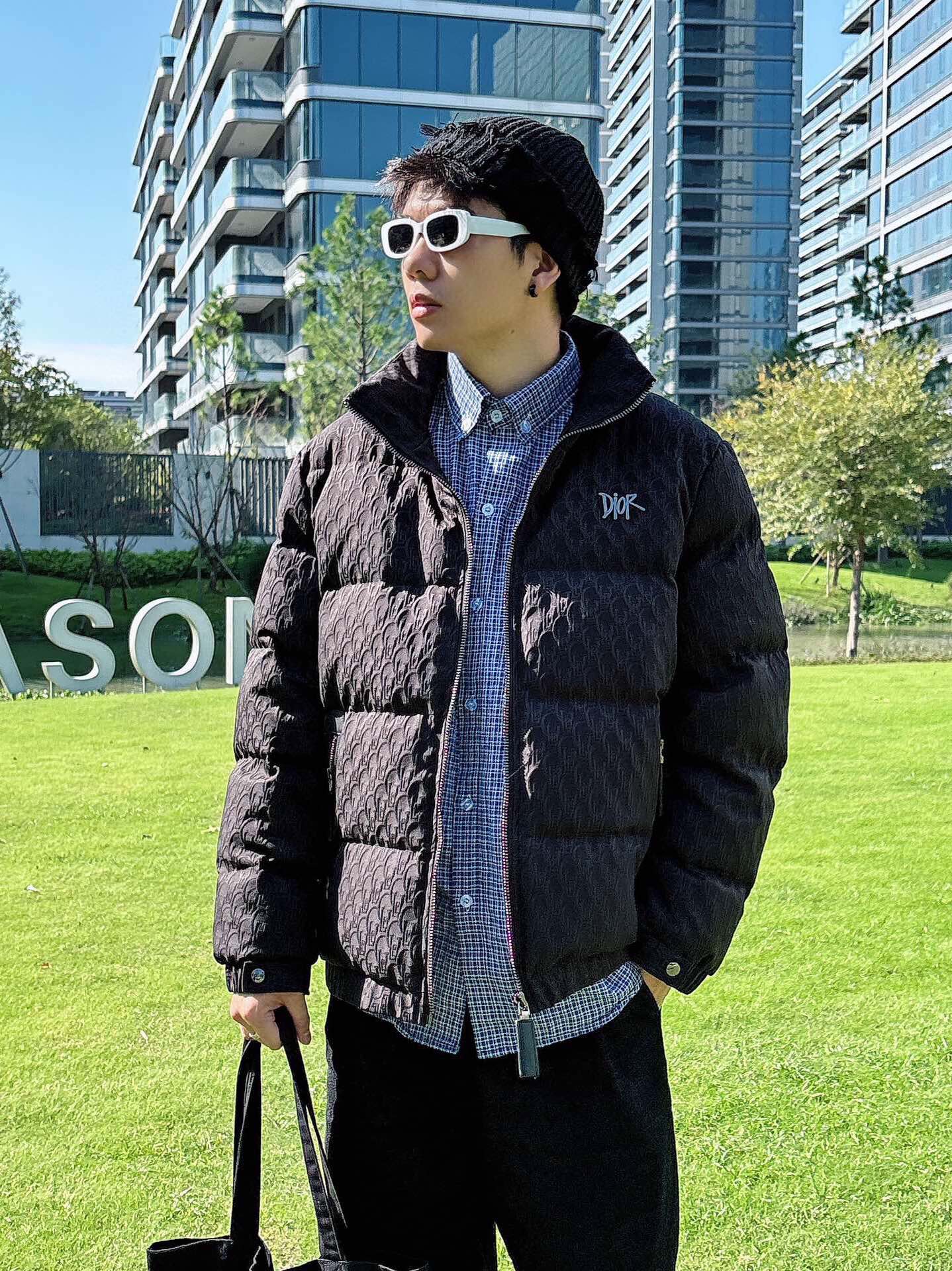 P Drit ⁽高定款⁾ FW新品暗纹提花羽绒服。甄选优质科技聚纤维面料打造，采用独特的暗纹提花工艺，使