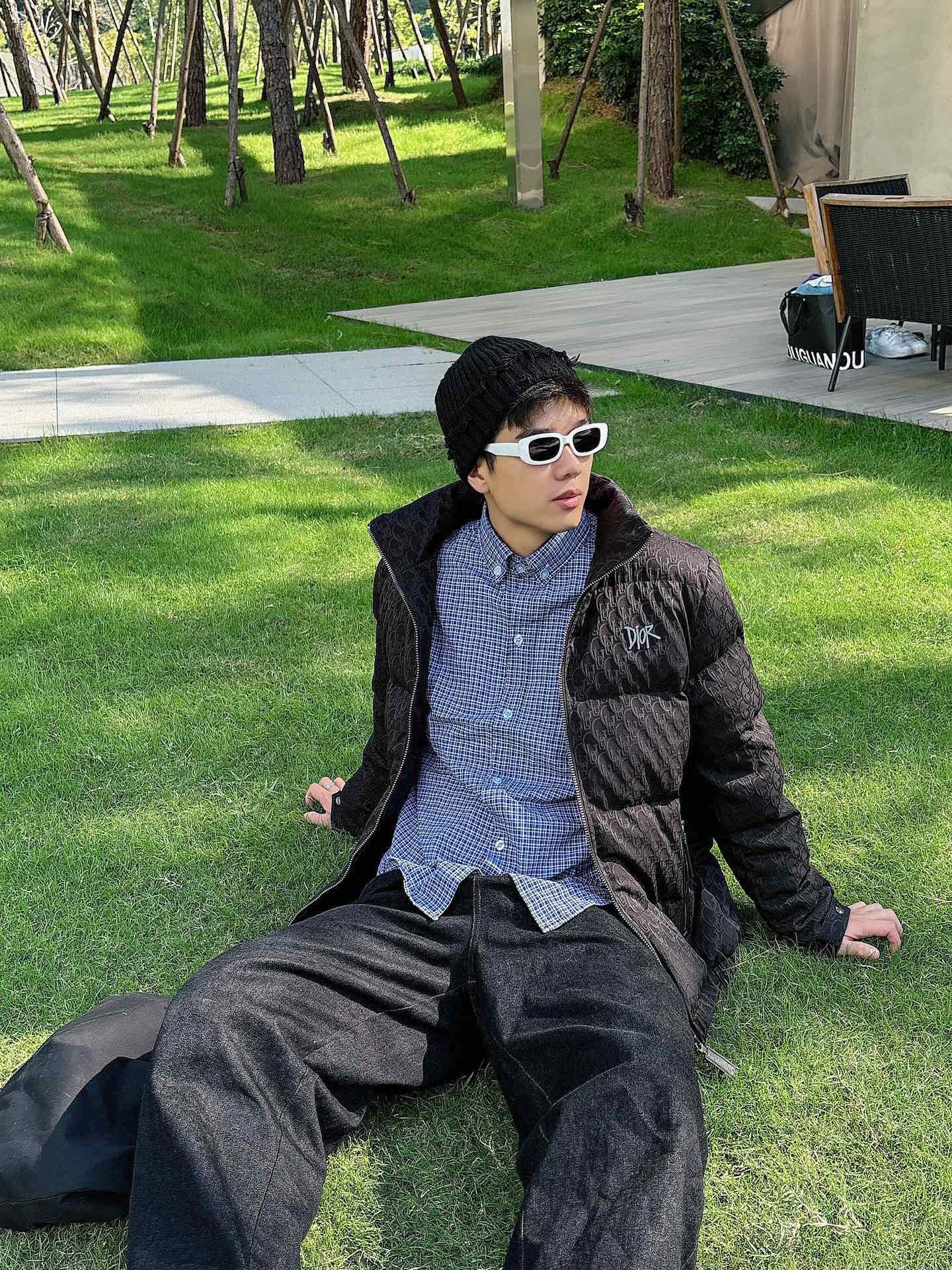 P Drit ⁽高定款⁾ FW新品暗纹提花羽绒服。甄选优质科技聚纤维面料打造，采用独特的暗纹提花工艺，使