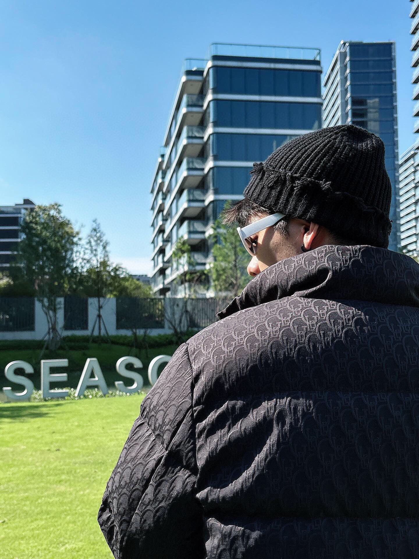 P Drit ⁽高定款⁾ FW新品暗纹提花羽绒服。甄选优质科技聚纤维面料打造，采用独特的暗纹提花工艺，使