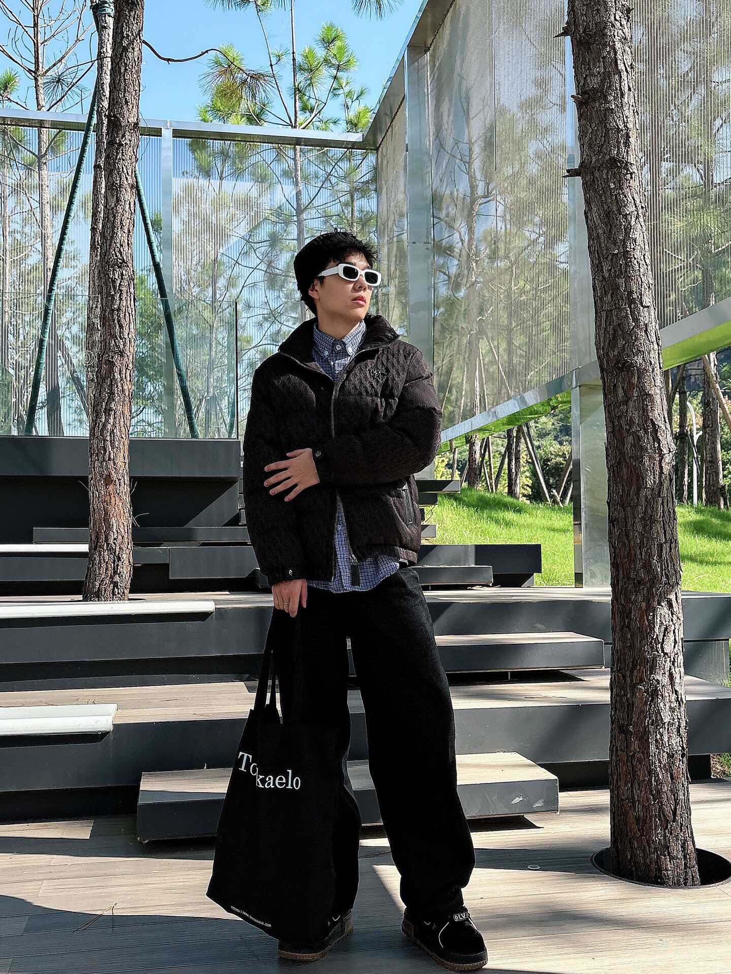 P Drit ⁽高定款⁾ FW新品暗纹提花羽绒服。甄选优质科技聚纤维面料打造，采用独特的暗纹提花工艺，使