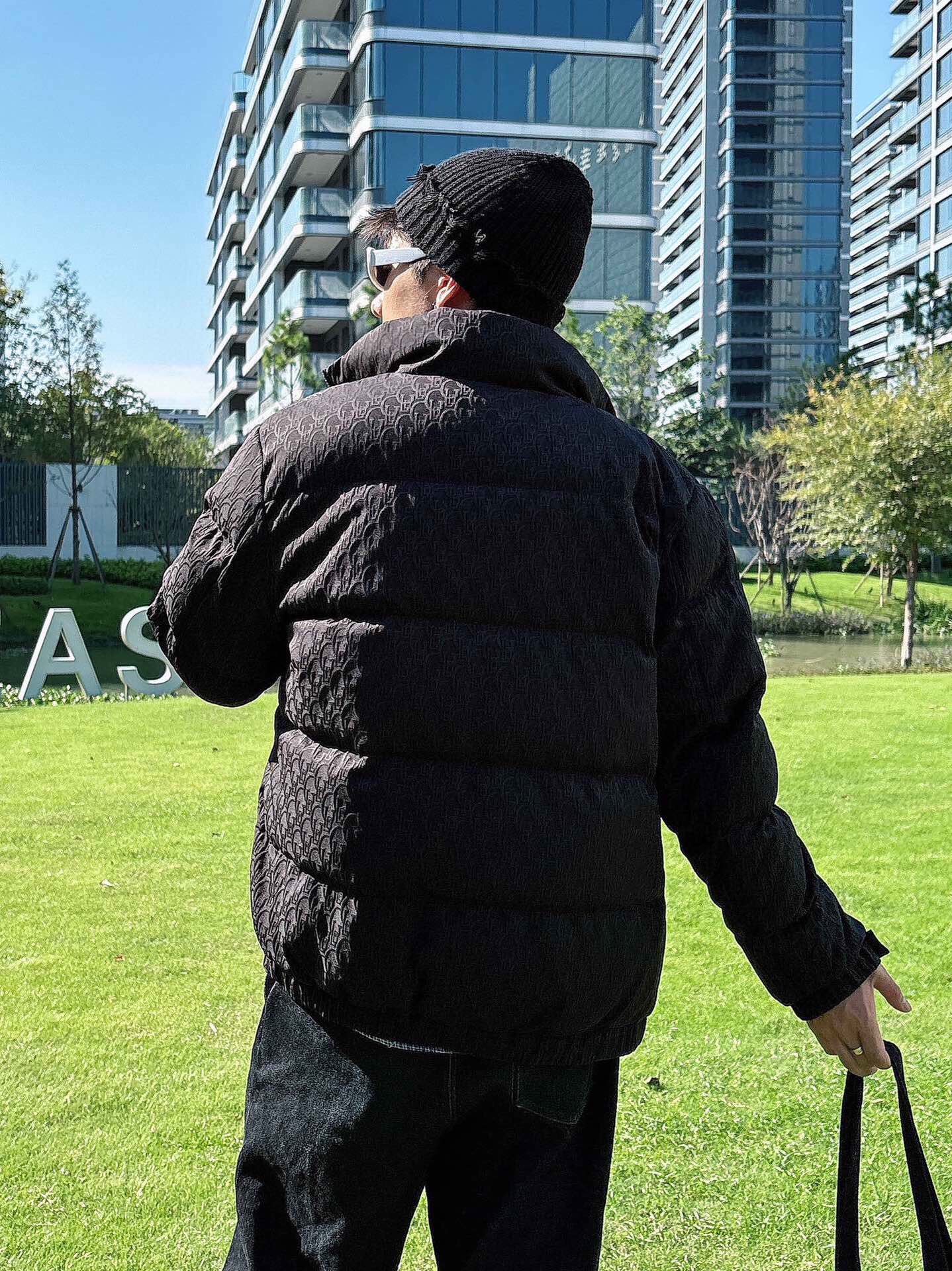 P Drit ⁽高定款⁾ FW新品暗纹提花羽绒服。甄选优质科技聚纤维面料打造，采用独特的暗纹提花工艺，使