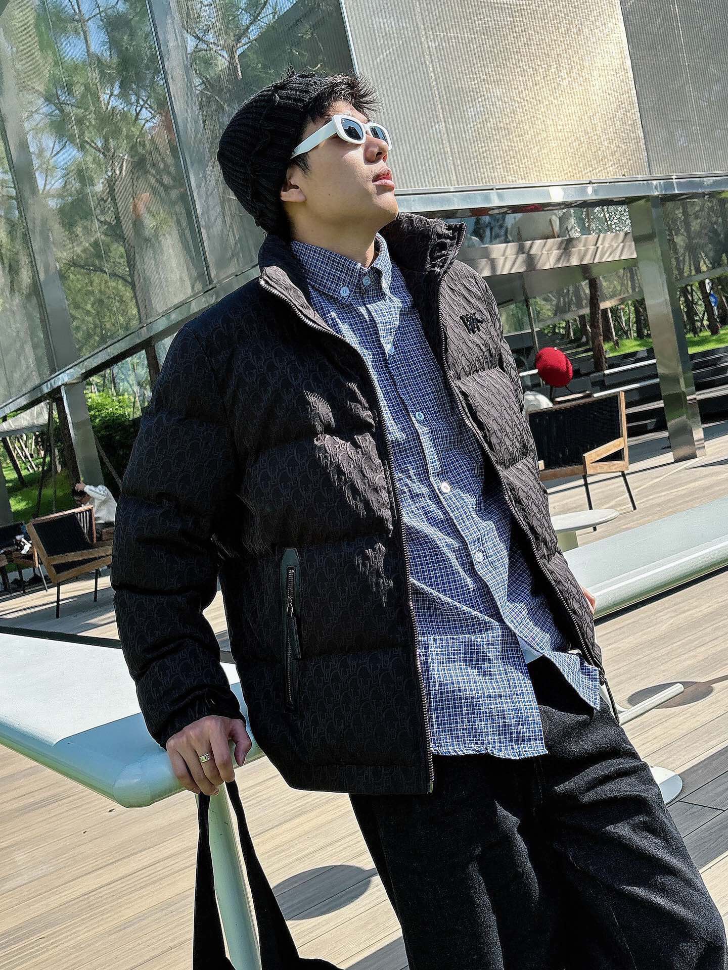 P Drit ⁽高定款⁾ FW新品暗纹提花羽绒服。甄选优质科技聚纤维面料打造，采用独特的暗纹提花工艺，使