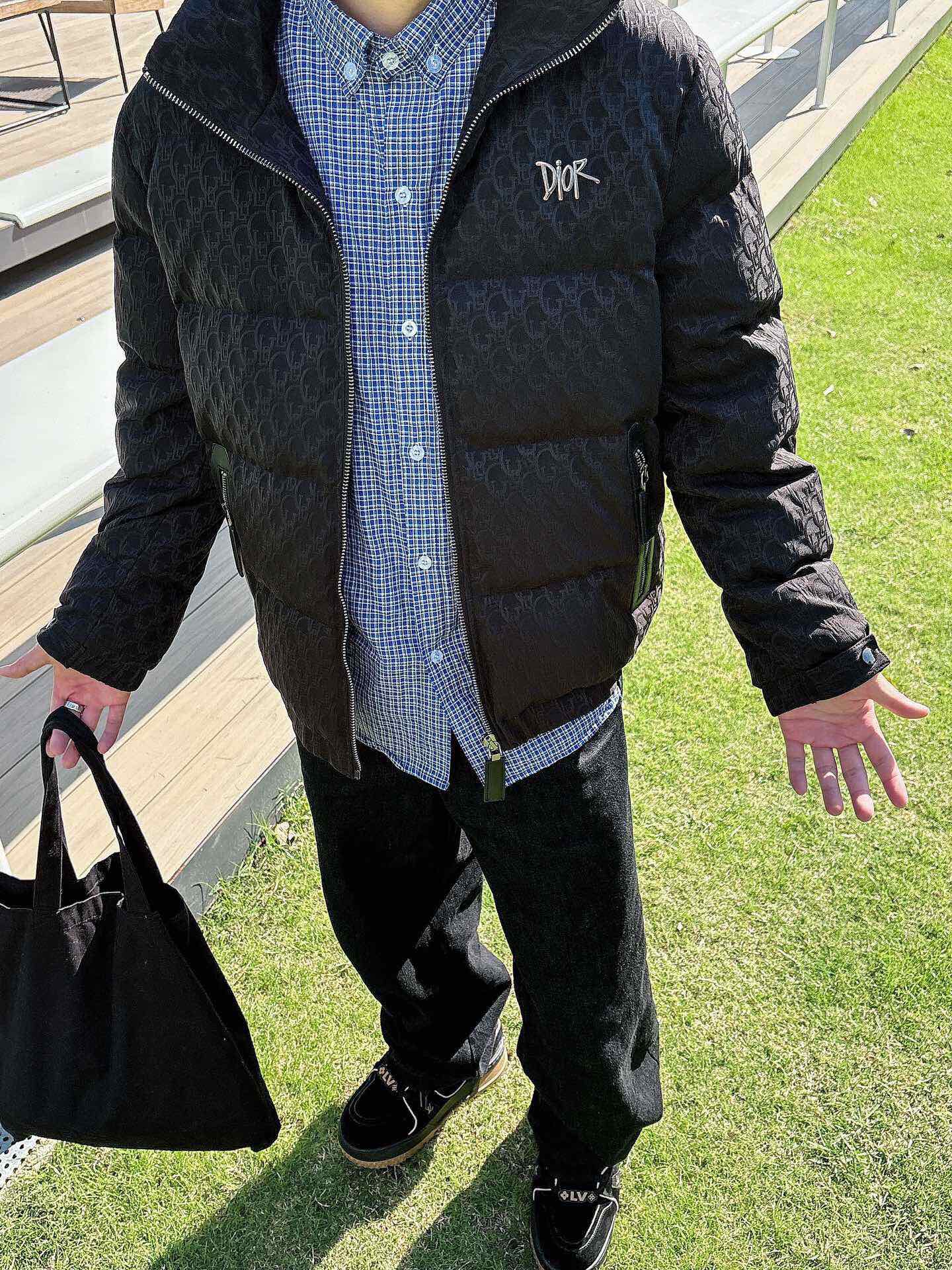 P Drit ⁽高定款⁾ FW新品暗纹提花羽绒服。甄选优质科技聚纤维面料打造，采用独特的暗纹提花工艺，使