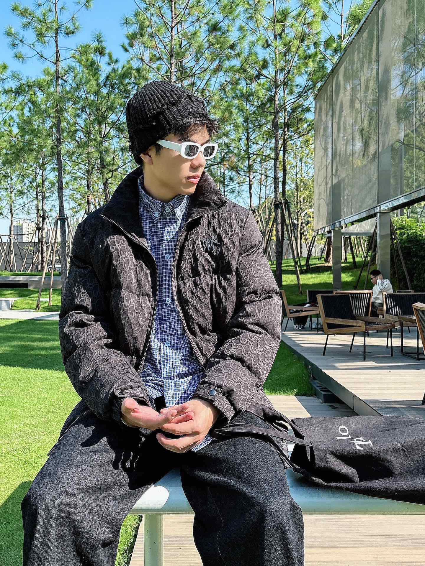 P Drit ⁽高定款⁾ FW新品暗纹提花羽绒服。甄选优质科技聚纤维面料打造，采用独特的暗纹提花工艺，使