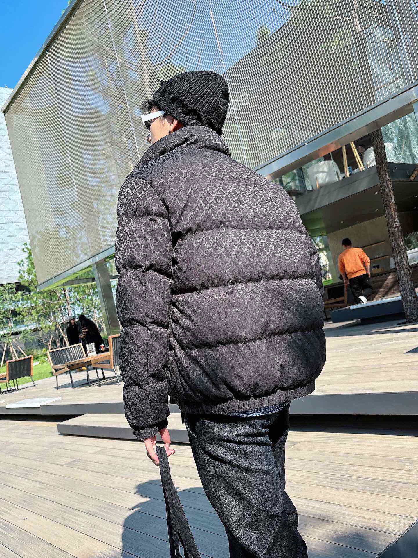 P Drit ⁽高定款⁾ FW新品暗纹提花羽绒服。甄选优质科技聚纤维面料打造，采用独特的暗纹提花工艺，使