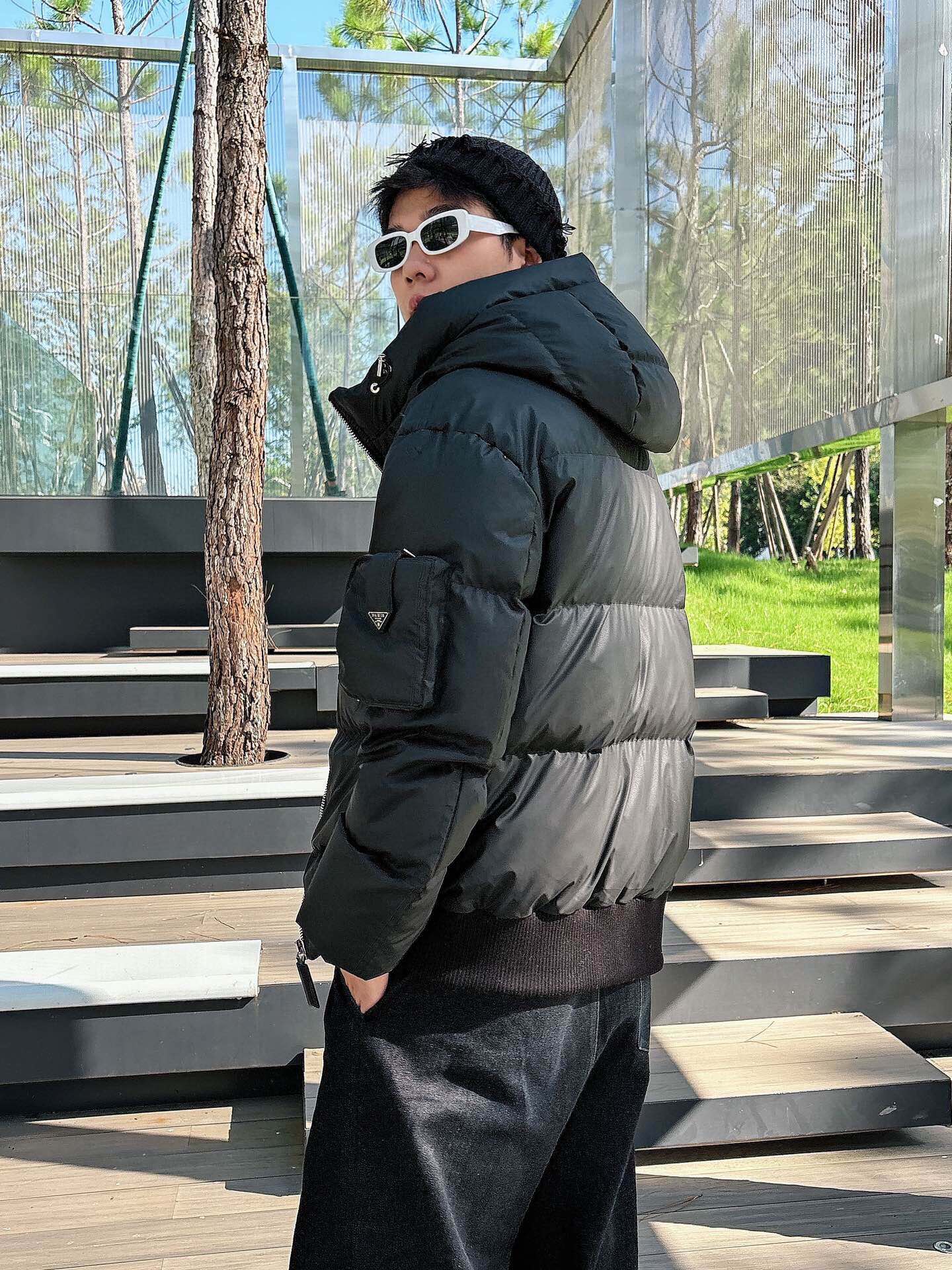 P 普拉达 秋冬新款羽绒服。全部90绒的。带着经典的Logo组合搭配，第一眼看到就是满满的视觉冲击，保暖