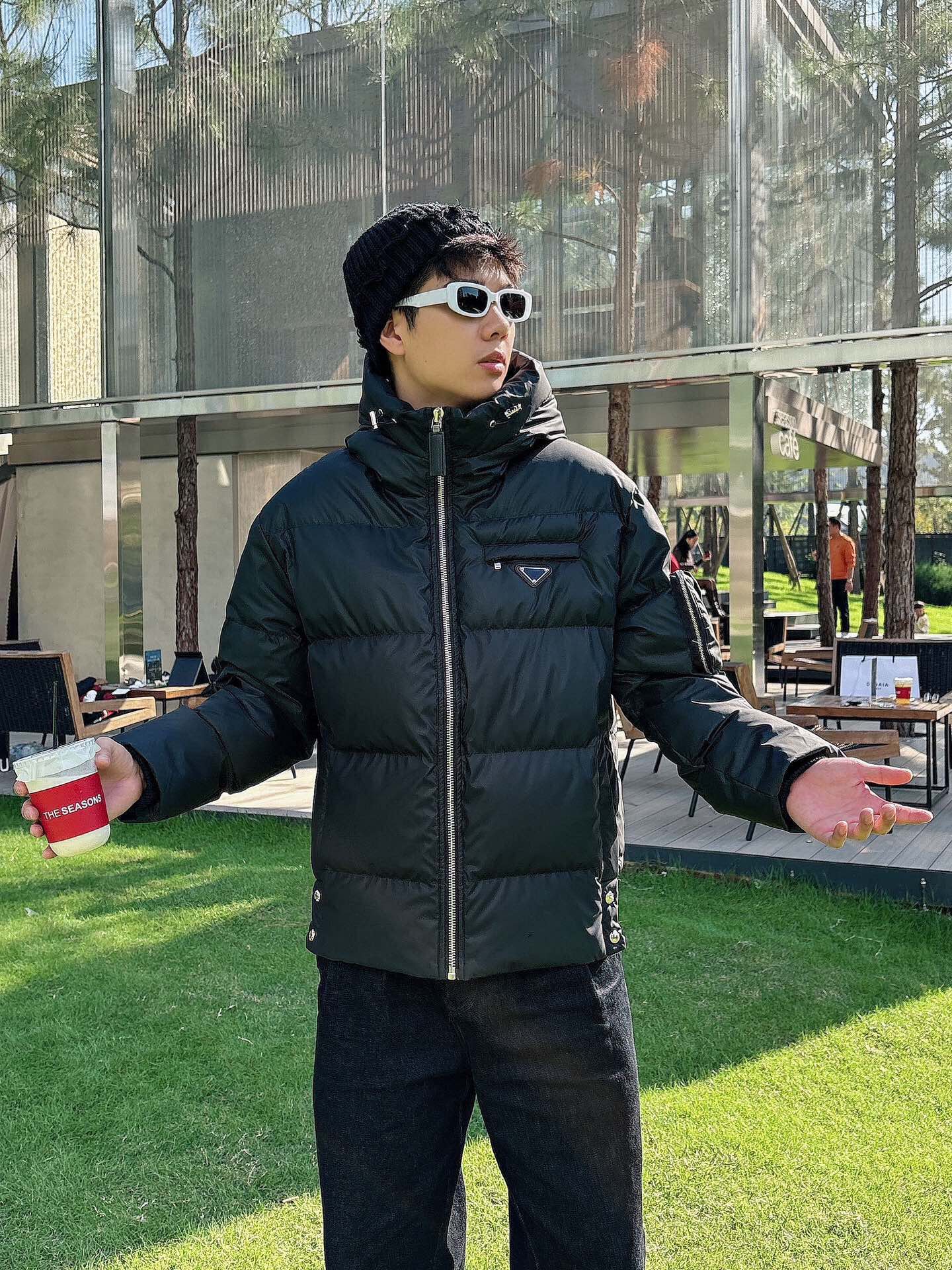 P 普拉达 秋冬新款羽绒服。全部90绒的。带着经典的Logo组合搭配，第一眼看到就是满满的视觉冲击，保暖