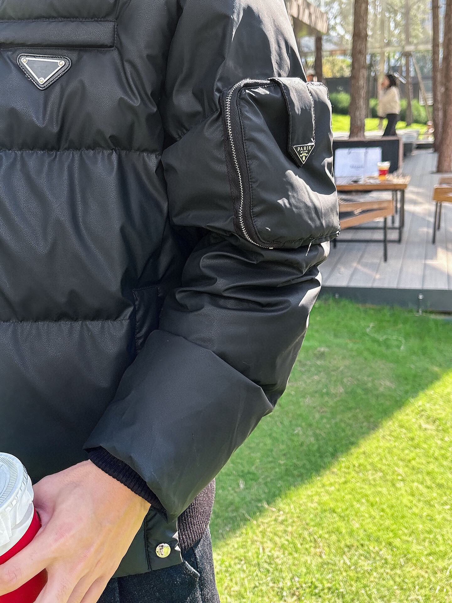 P 普拉达 秋冬新款羽绒服。全部90绒的。带着经典的Logo组合搭配，第一眼看到就是满满的视觉冲击，保暖