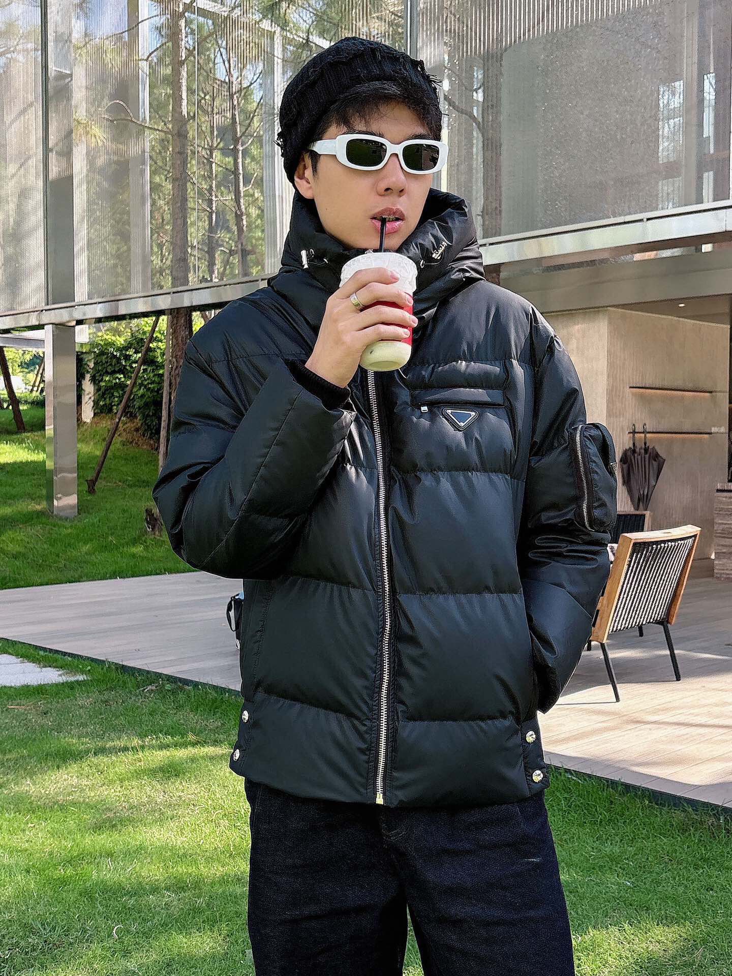 P 普拉达 秋冬新款羽绒服。全部90绒的。带着经典的Logo组合搭配，第一眼看到就是满满的视觉冲击，保暖