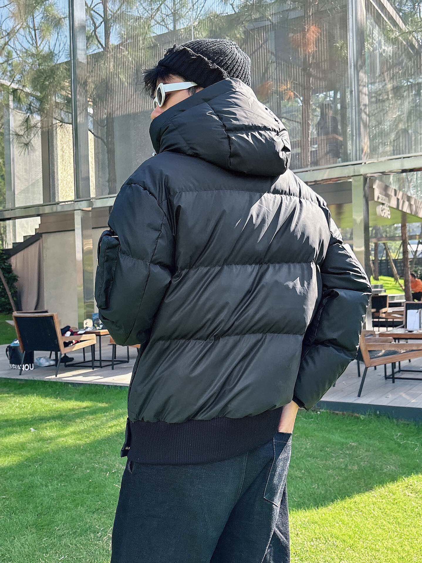 P 普拉达 秋冬新款羽绒服。全部90绒的。带着经典的Logo组合搭配，第一眼看到就是满满的视觉冲击，保暖