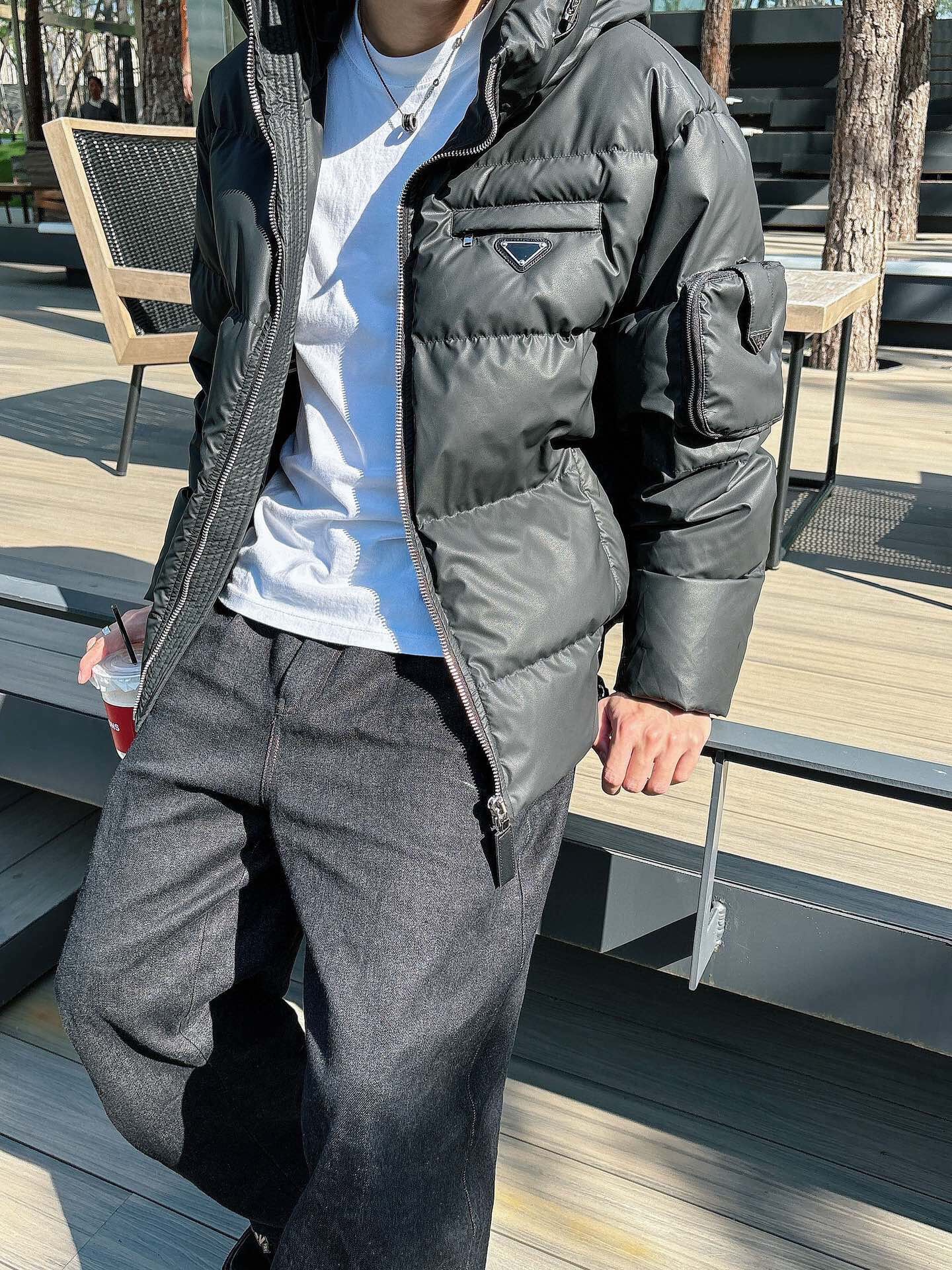 P 普拉达 秋冬新款羽绒服。全部90绒的。带着经典的Logo组合搭配，第一眼看到就是满满的视觉冲击，保暖