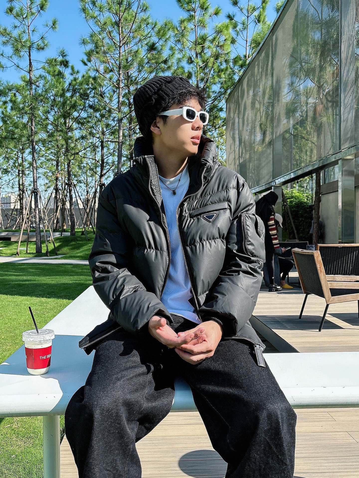 P 普拉达 秋冬新款羽绒服。全部90绒的。带着经典的Logo组合搭配，第一眼看到就是满满的视觉冲击，保暖