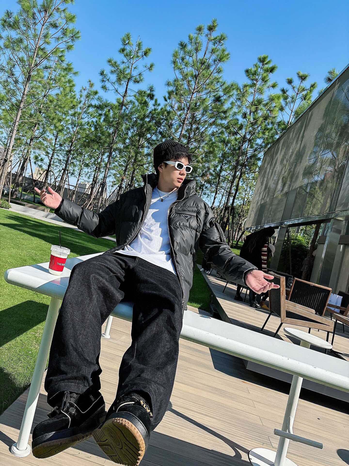 P 普拉达 秋冬新款羽绒服。全部90绒的。带着经典的Logo组合搭配，第一眼看到就是满满的视觉冲击，保暖