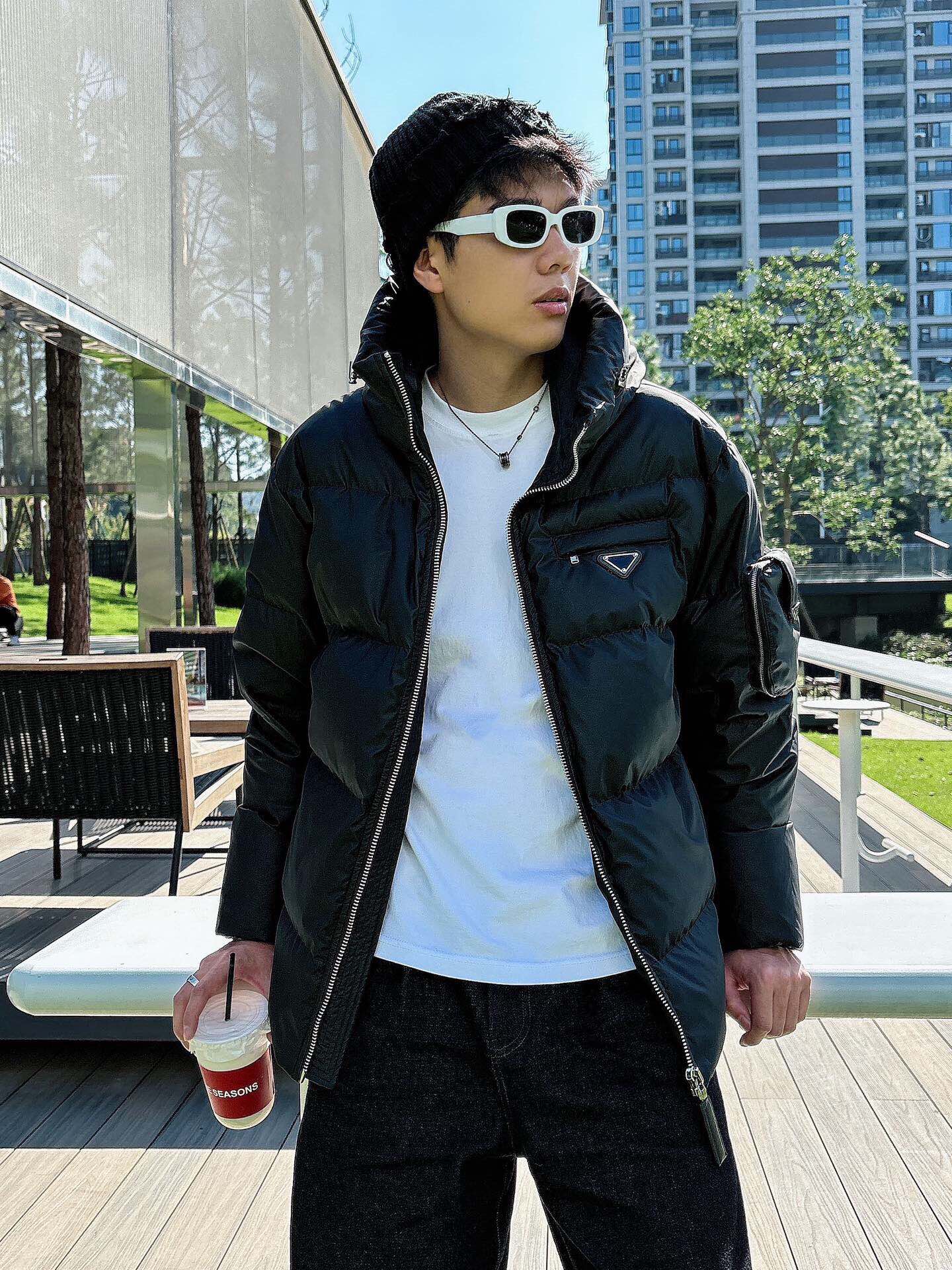 P 普拉达 秋冬新款羽绒服。全部90绒的。带着经典的Logo组合搭配，第一眼看到就是满满的视觉冲击，保暖