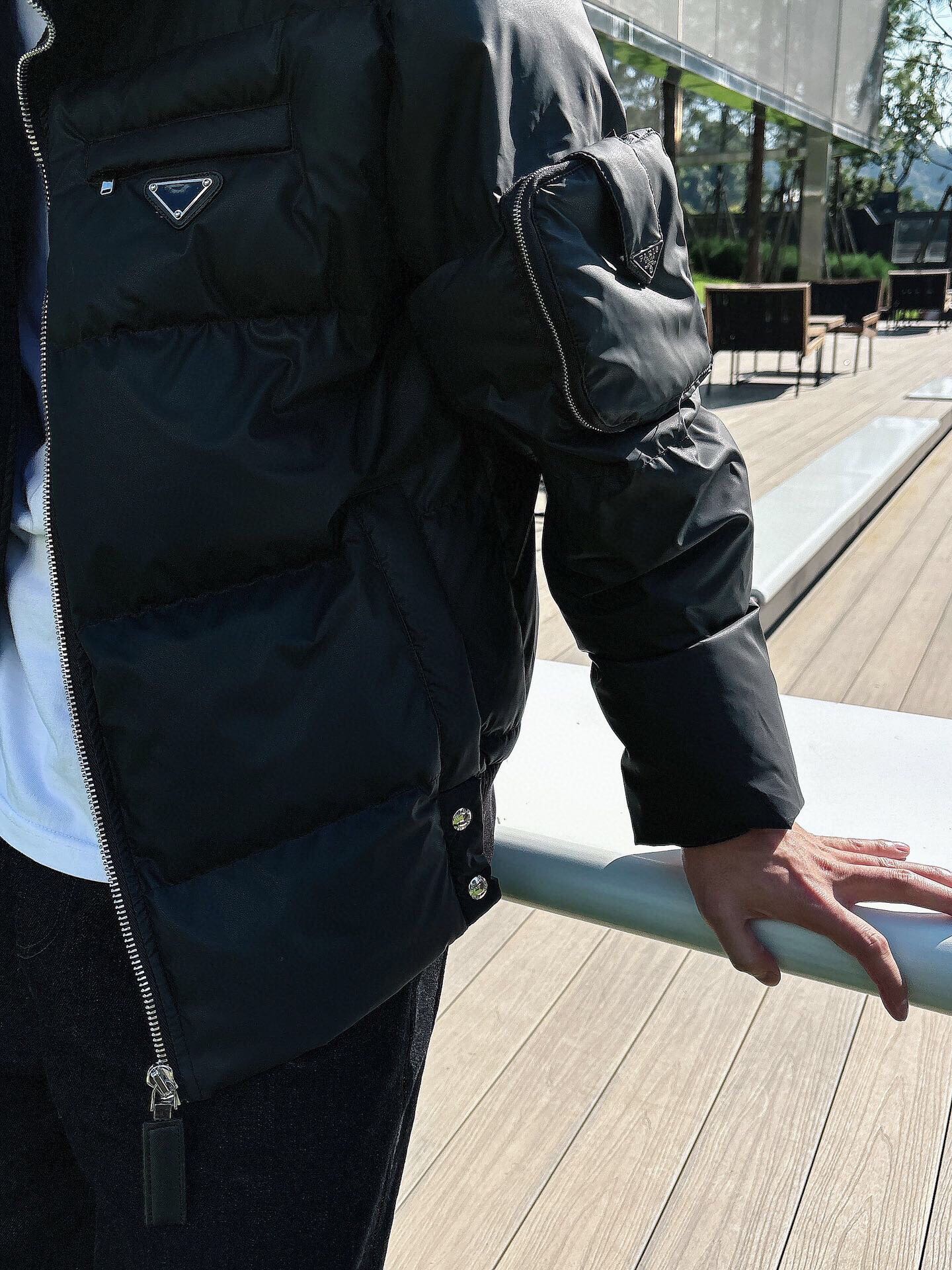 P 普拉达 秋冬新款羽绒服。全部90绒的。带着经典的Logo组合搭配，第一眼看到就是满满的视觉冲击，保暖