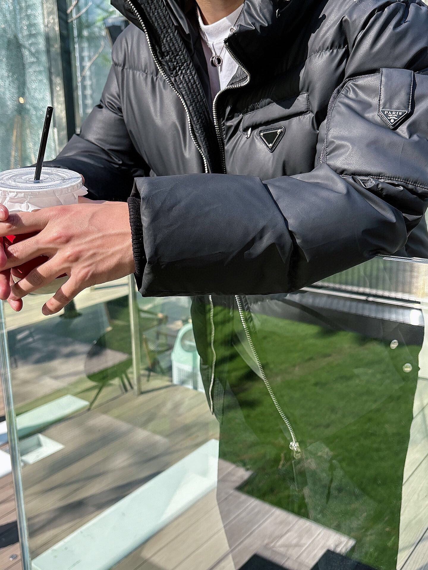 P 普拉达 秋冬新款羽绒服。全部90绒的。带着经典的Logo组合搭配，第一眼看到就是满满的视觉冲击，保暖