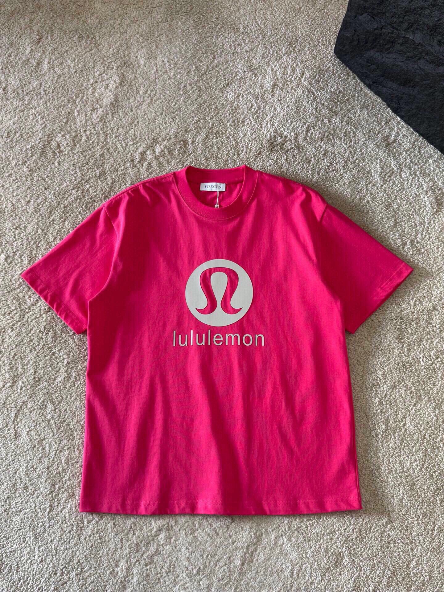  P   lululemon 烫钻立体logo短袖t恤，高级腔调的高阶短袖，辨识度超高的一件，自带时髦bgm，将简约玩到极致。立体层次感结合休闲版型，碰撞出不一样的高阶时髦感，松弛度。采用高克重纯棉面料，os宽松版型，男女同款。\n\n颜色:黑色 白色 粉色 \n码数:m~x\n款号: