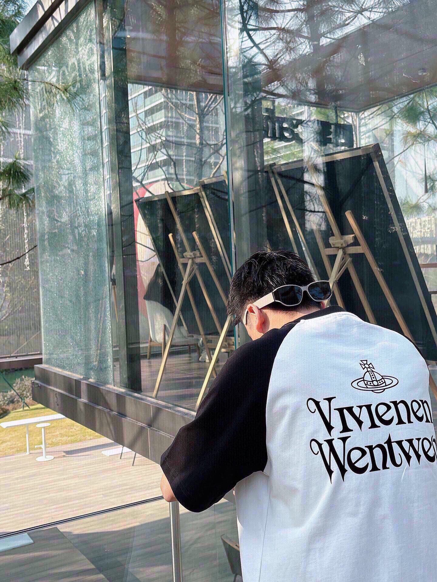 P 130💰Vi*ienne Westwood 西太后 宽松阔版 短袖T松弛的宽松版型设计兼备了时尚与舒适 西太后标识LOGO图案做立体植绒工艺 使其款式休闲百搭且不失出街时尚感。男女同款。

颜色: 白色
码数: M~3x
款号:1068