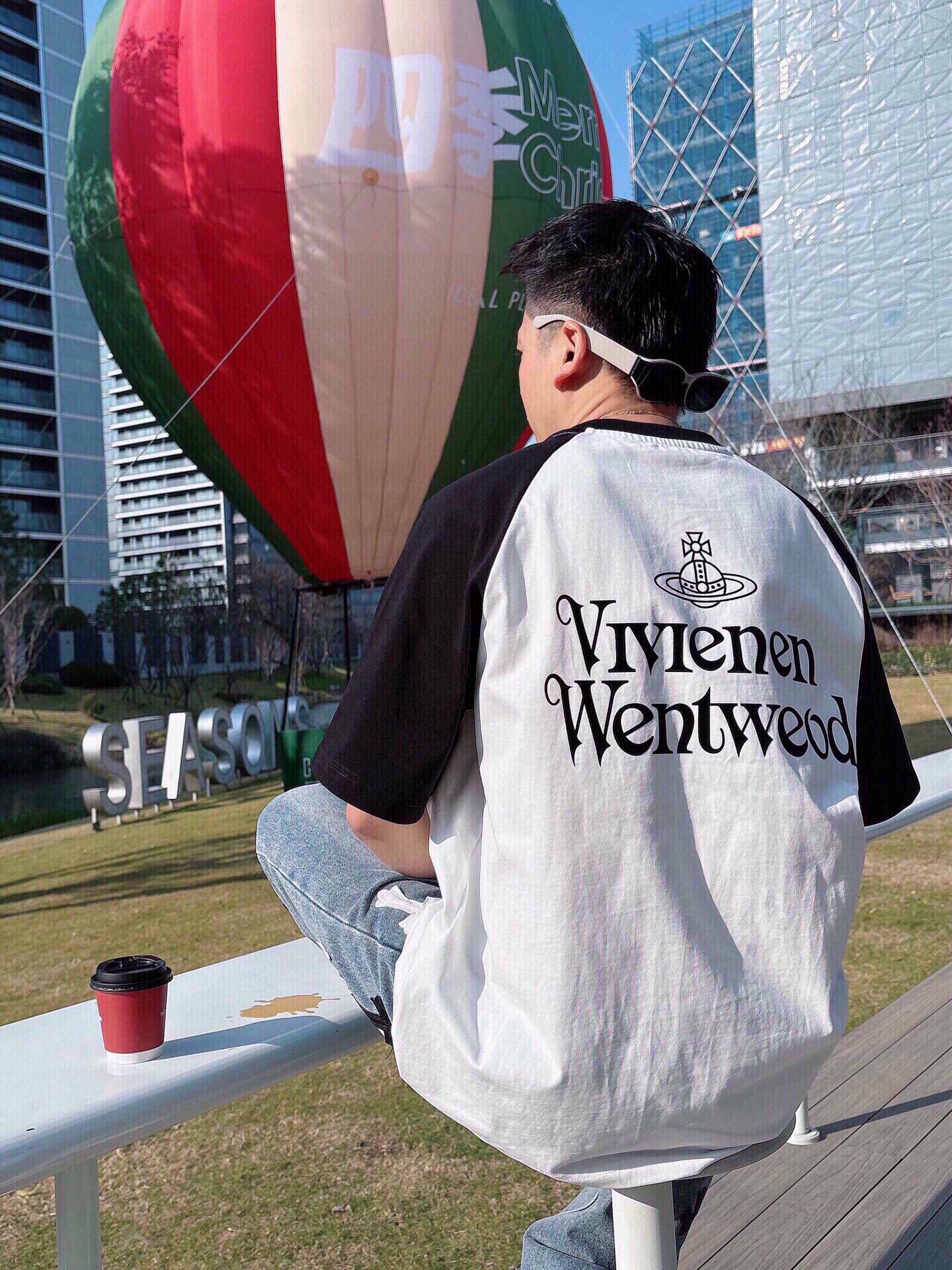 P 130💰Vi*ienne Westwood 西太后 宽松阔版 短袖T松弛的宽松版型设计兼备了时尚与舒适 西太后标识LOGO图案做立体植绒工艺 使其款式休闲百搭且不失出街时尚感。男女同款。

颜色: 白色
码数: M~3x
款号:1068