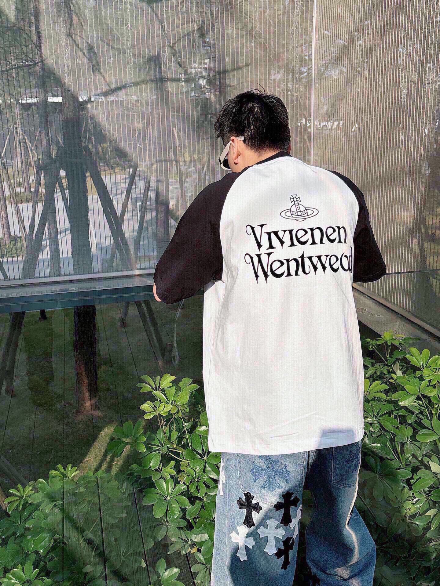 P 130💰Vi*ienne Westwood 西太后 宽松阔版 短袖T松弛的宽松版型设计兼备了时尚与舒适 西太后标识LOGO图案做立体植绒工艺 使其款式休闲百搭且不失出街时尚感。男女同款。

颜色: 白色
码数: M~3x
款号:1068