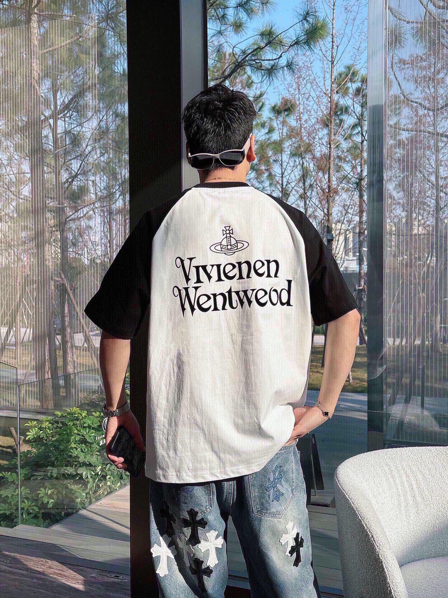 P 130💰Vi*ienne Westwood 西太后 宽松阔版 短袖T松弛的宽松版型设计兼备了时尚与舒适 西太后标识LOGO图案做立体植绒工艺 使其款式休闲百搭且不失出街时尚感。男女同款。

颜色: 白色
码数: M~3x
款号:1068