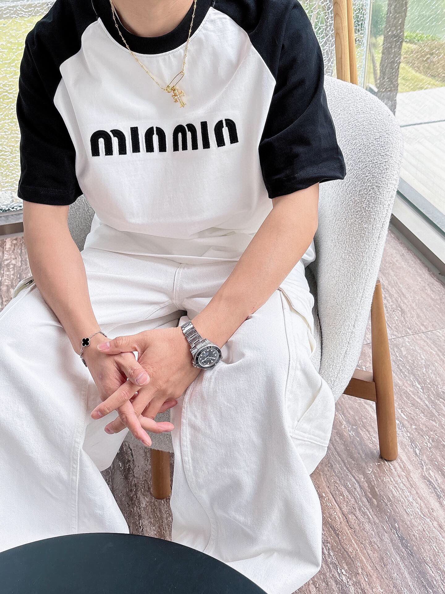 P 125💰 ✨✨Miu Miu*春夏新款圆领时尚短袖t恤重磅纯棉
插肩袖，贴布秀工艺logo设计.贴肤舒适，耐看又好穿.休闲百搭必备款  

颜色：白色
码数：M~3x
款号: 1067