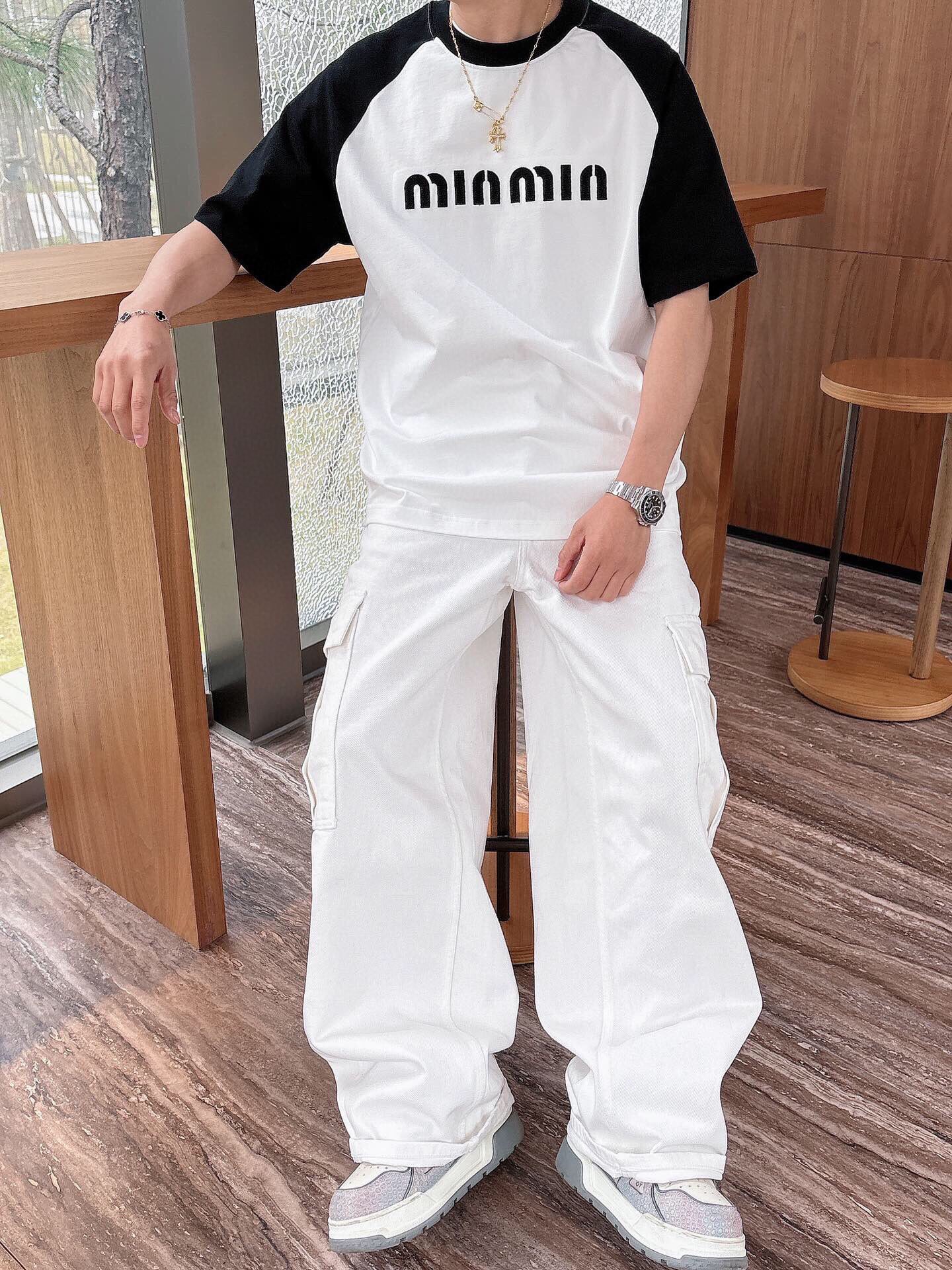 P 125💰 ✨✨Miu Miu*春夏新款圆领时尚短袖t恤重磅纯棉
插肩袖，贴布秀工艺logo设计.贴肤舒适，耐看又好穿.休闲百搭必备款  

颜色：白色
码数：M~3x
款号: 1067
