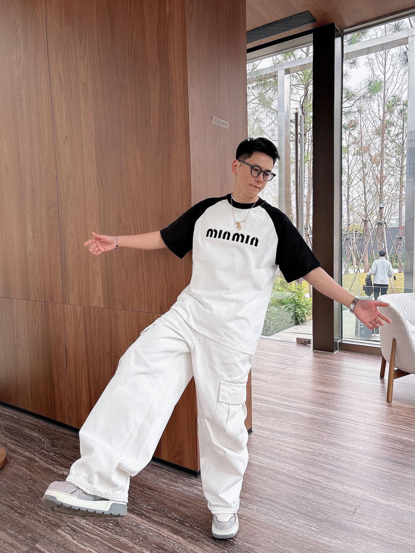 P 125💰 ✨✨Miu Miu*春夏新款圆领时尚短袖t恤重磅纯棉
插肩袖，贴布秀工艺logo设计.贴肤舒适，耐看又好穿.休闲百搭必备款  

颜色：白色
码数：M~3x
款号: 1067