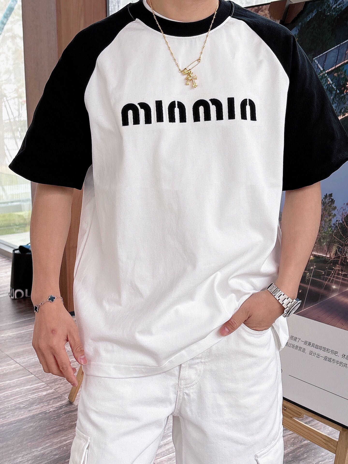 P 125💰 ✨✨Miu Miu*春夏新款圆领时尚短袖t恤重磅纯棉
插肩袖，贴布秀工艺logo设计.贴肤舒适，耐看又好穿.休闲百搭必备款  

颜色：白色
码数：M~3x
款号: 1067